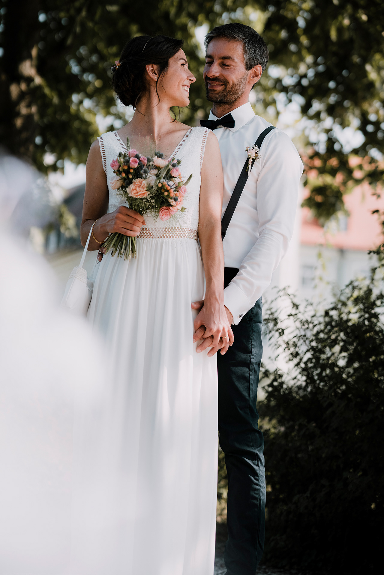 Braut und Bräutigam blicken sich tief in die Augen