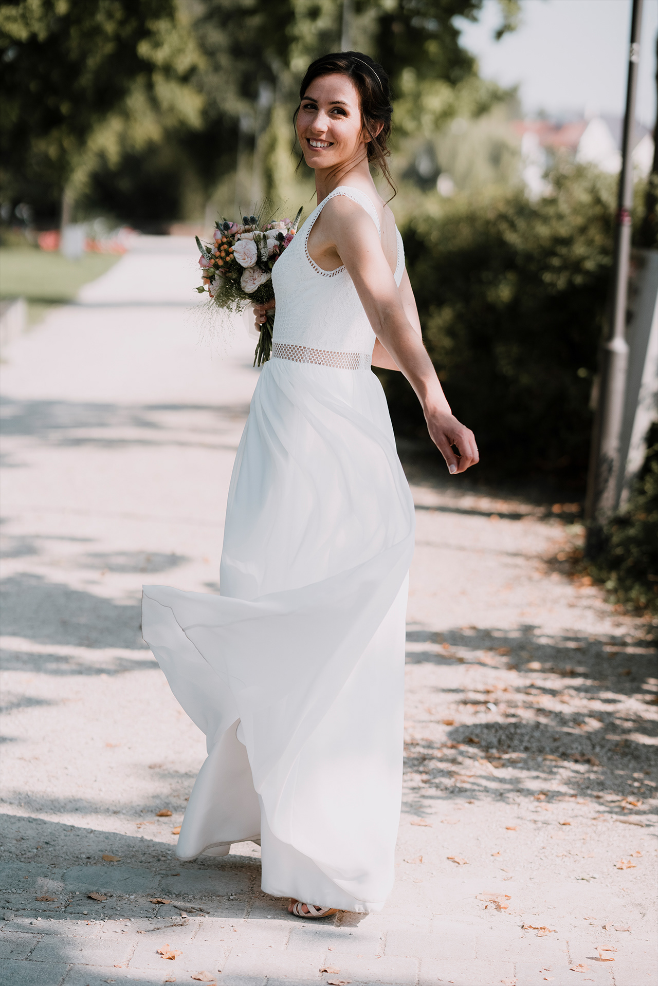 glückliche Braut blickt locker über die Schulter