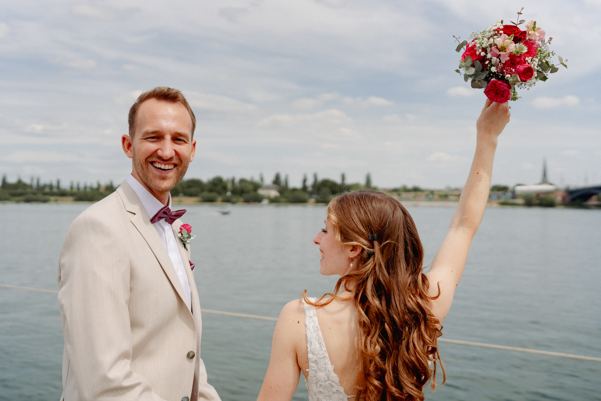 Hochzeitspaar am Rhein mit Blumenstrauß näher