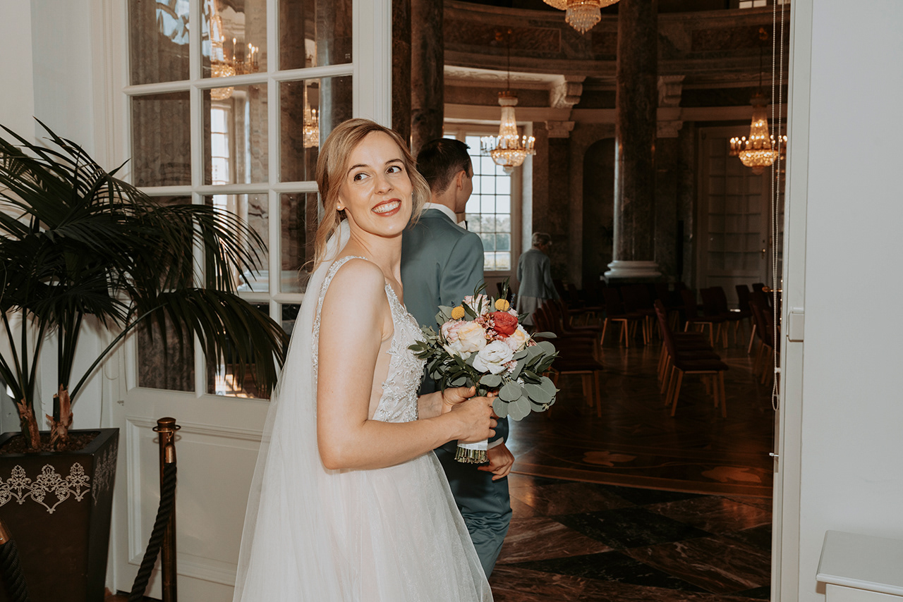 Hochzeitsbraut vor dem Standesamt im Schloß Biebrich