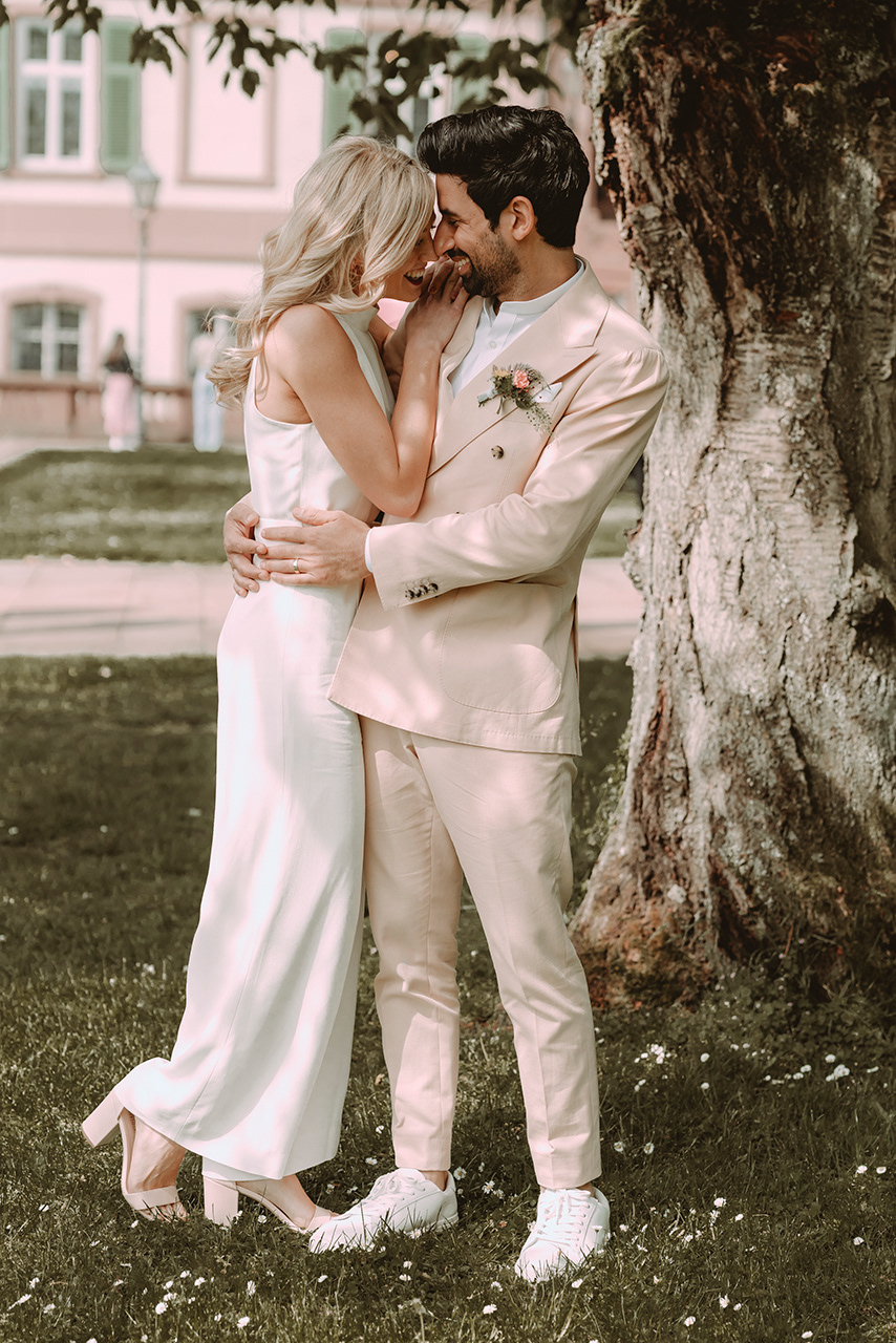 verliebtes lachendes Hochzeitspaar