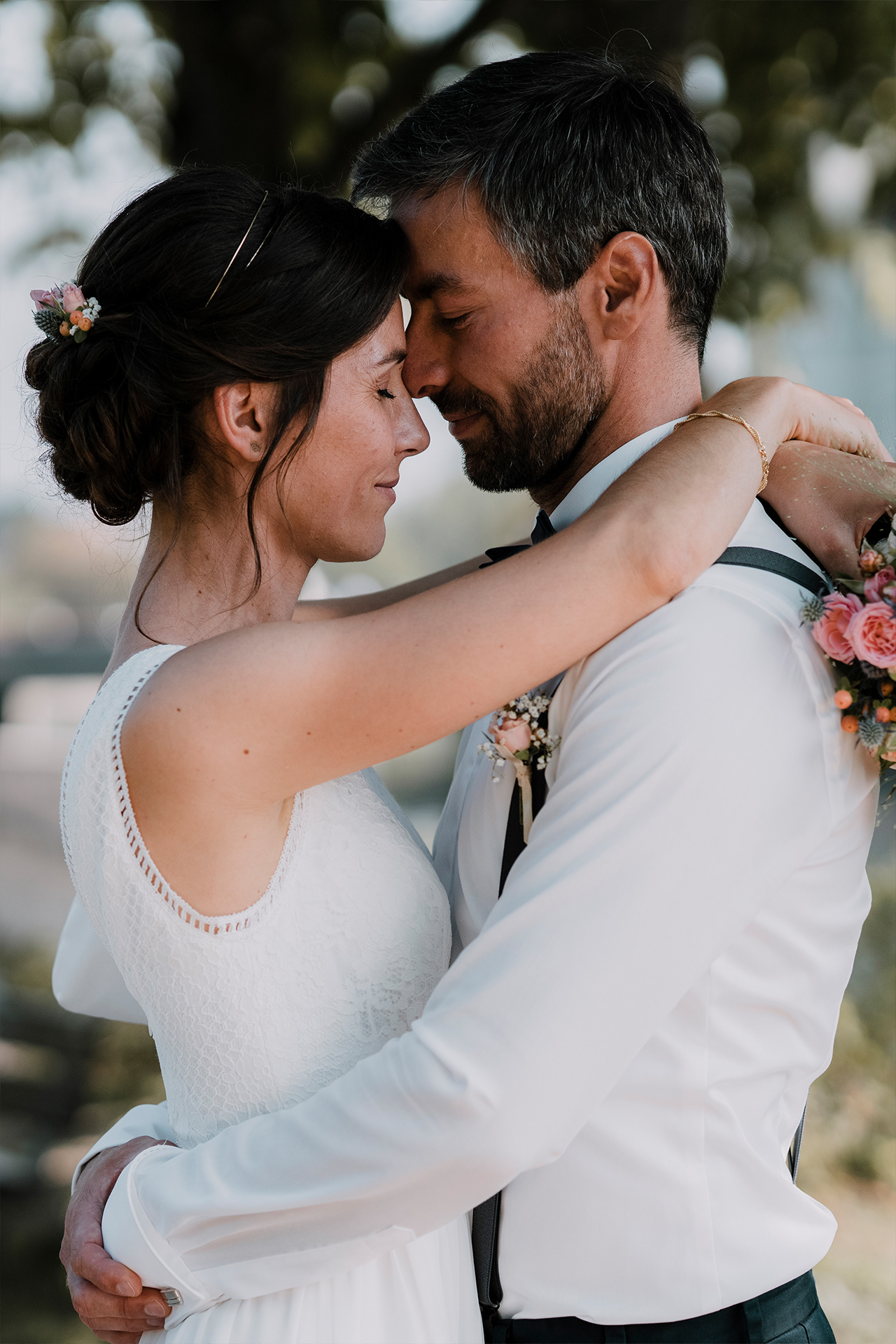 sehr verliebtes Hochzeitspaar Kopf an Kopf