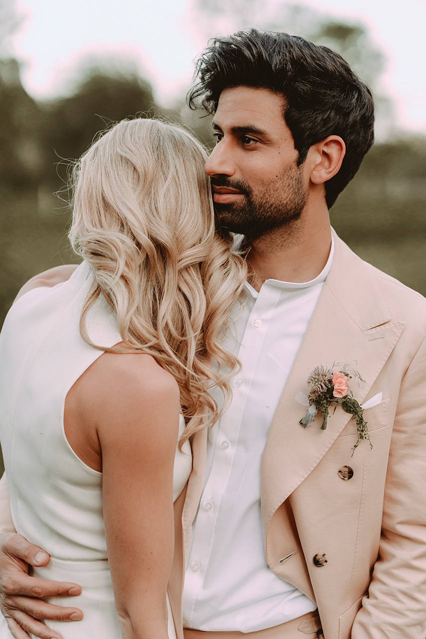 Braut und Bräutigam episch im Grünen