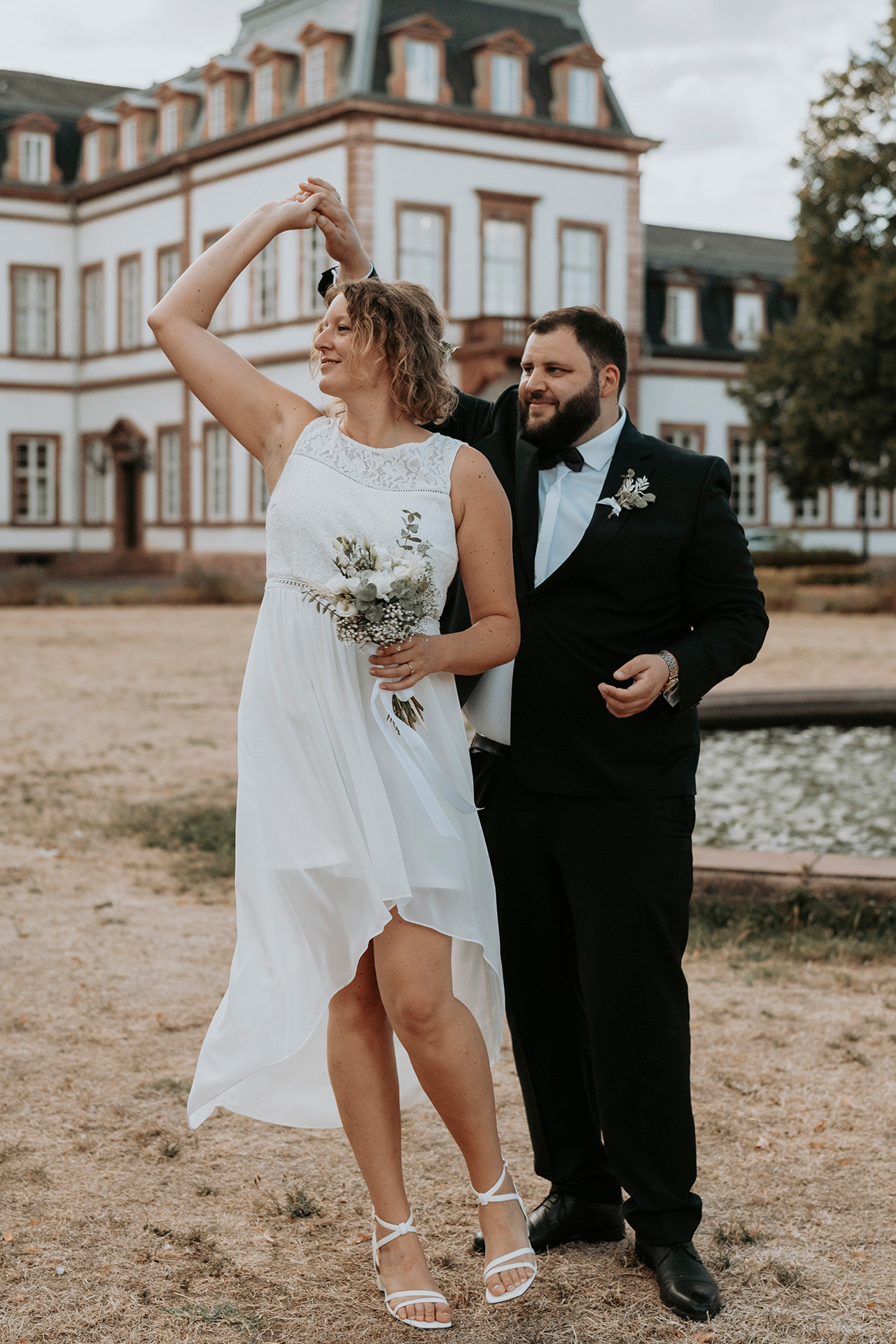 Hochzeitspaar tanzend vor dem Schloss Philippsruhe in Hanau