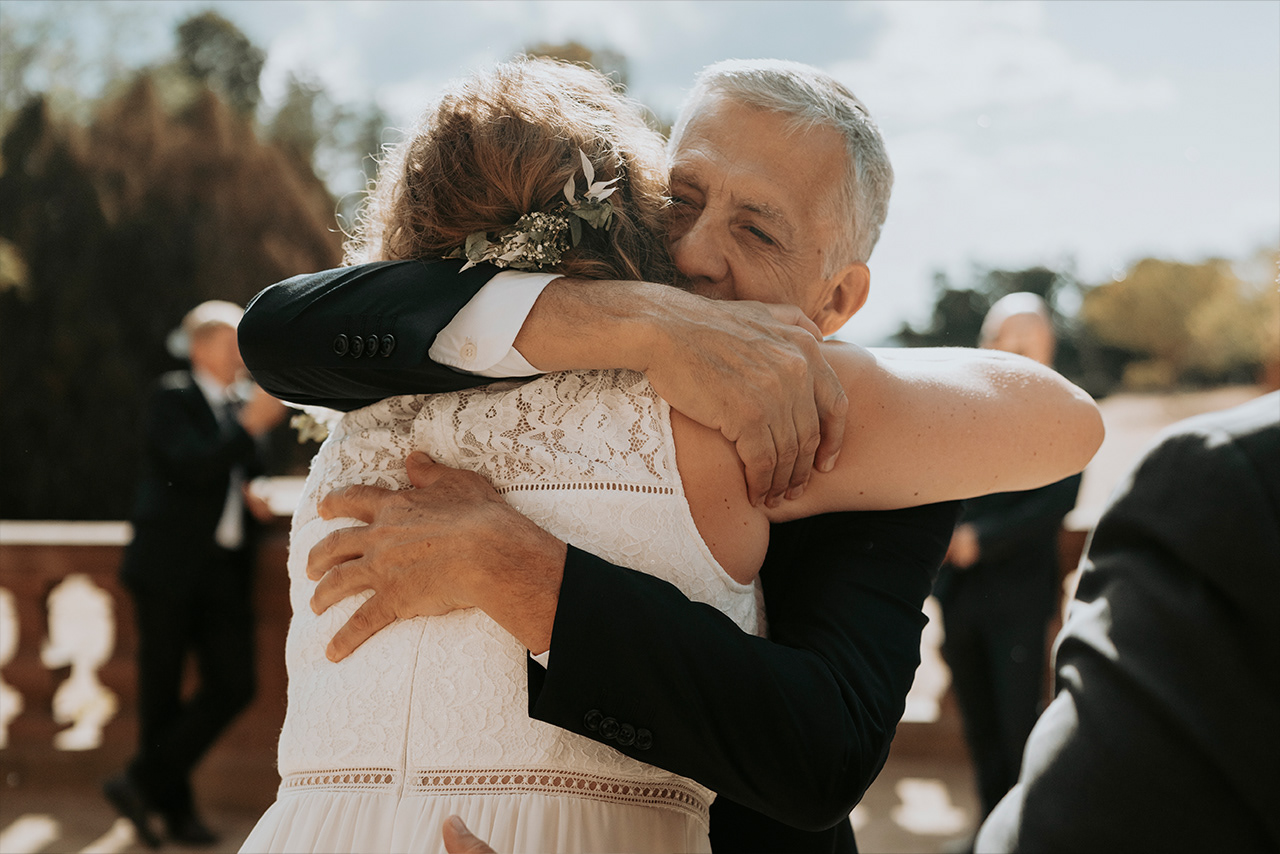 Vater und Tochter nach der Trauung