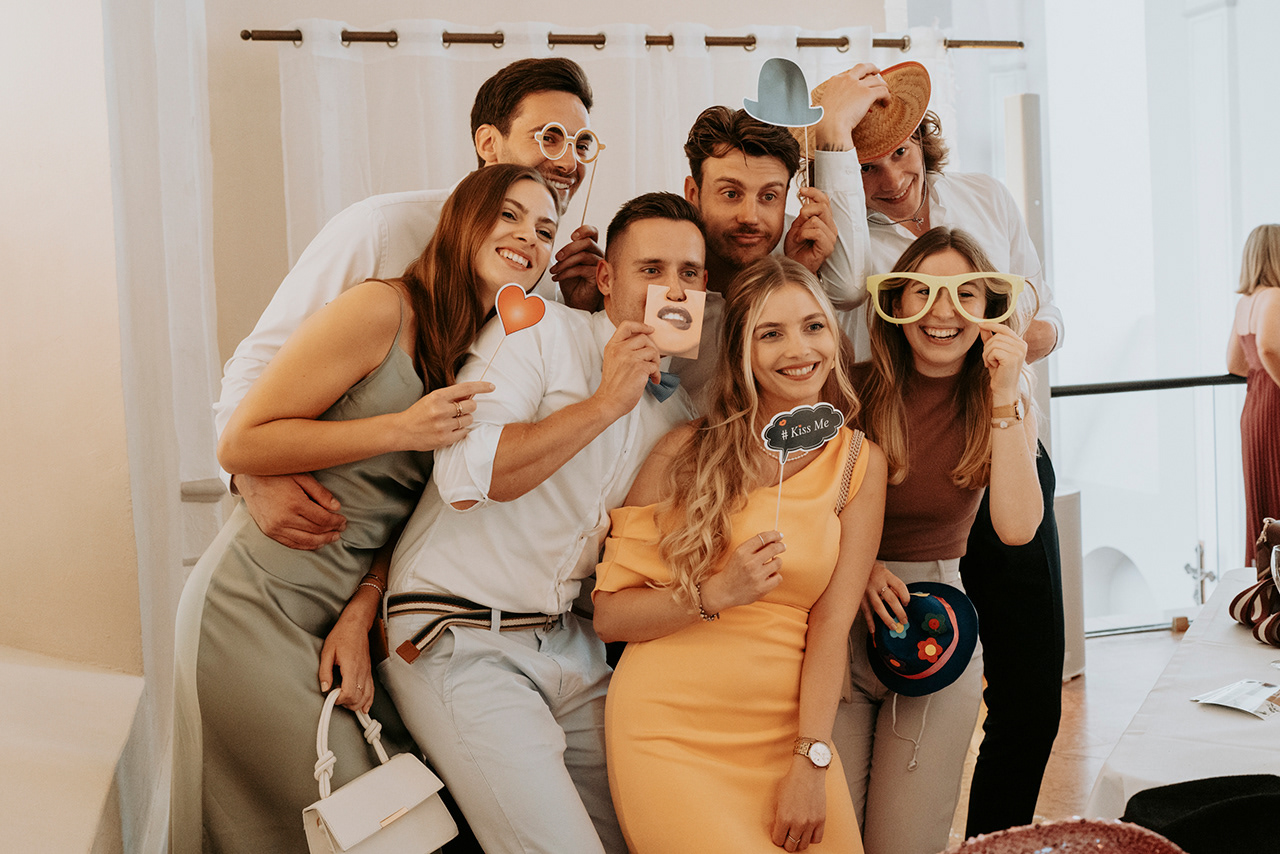Hochzeitsgäste haben Spaß mit Masken und der Fotobox