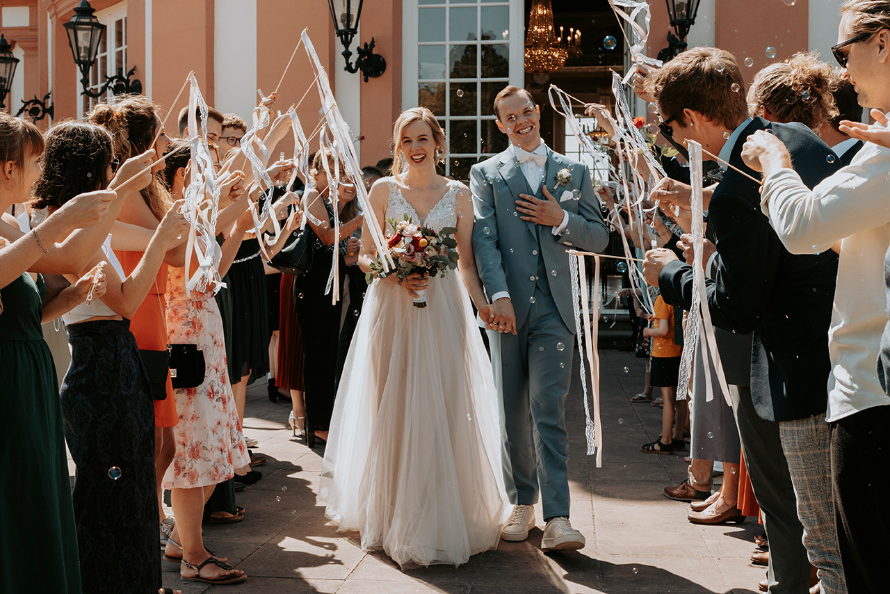 Hochzeitspaar vor dem Schloß Biebrich