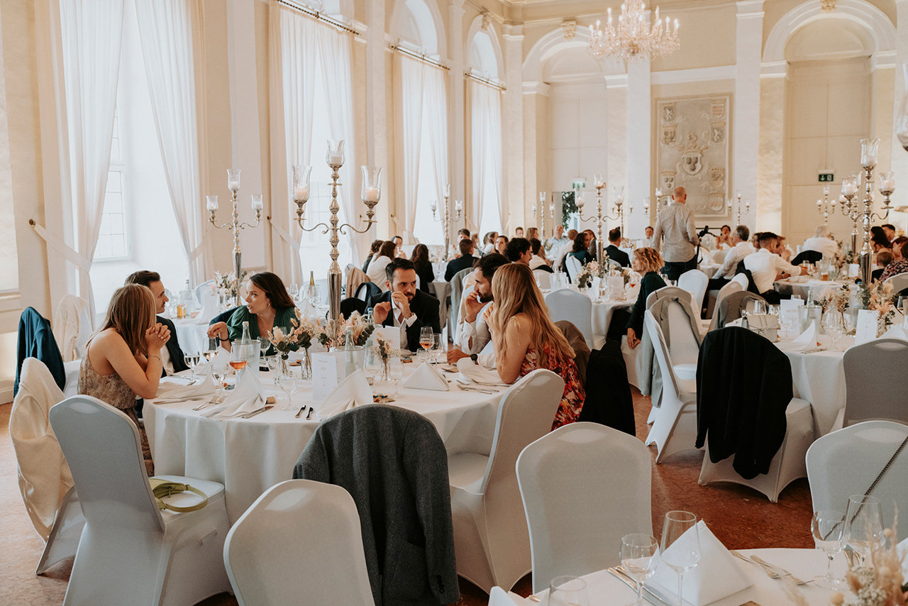 Hochzeitsgesellschaft in prunkvollem Saal im Kloster Machern