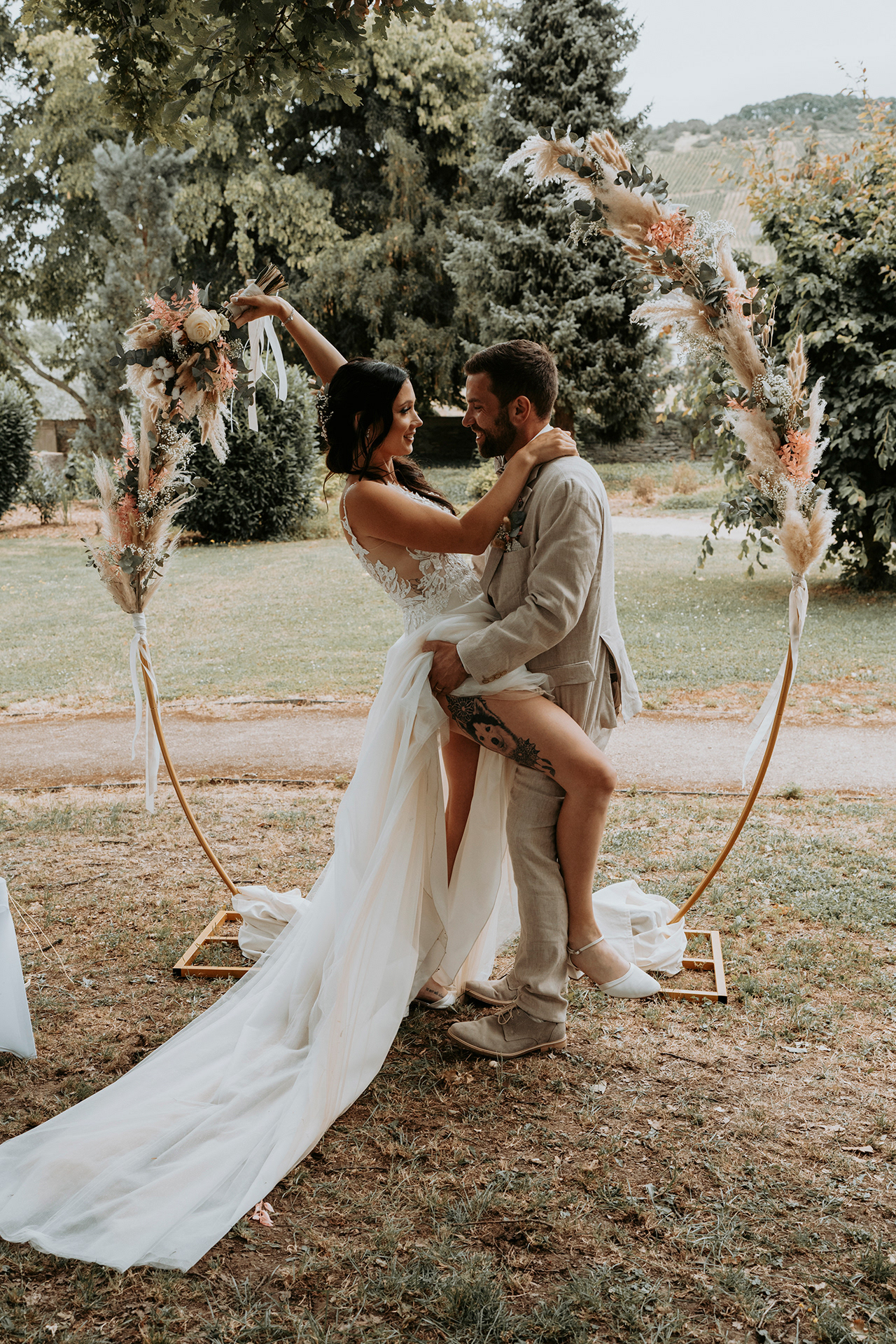 eng verschlungenes Brautpaar guckt sich in die Augen