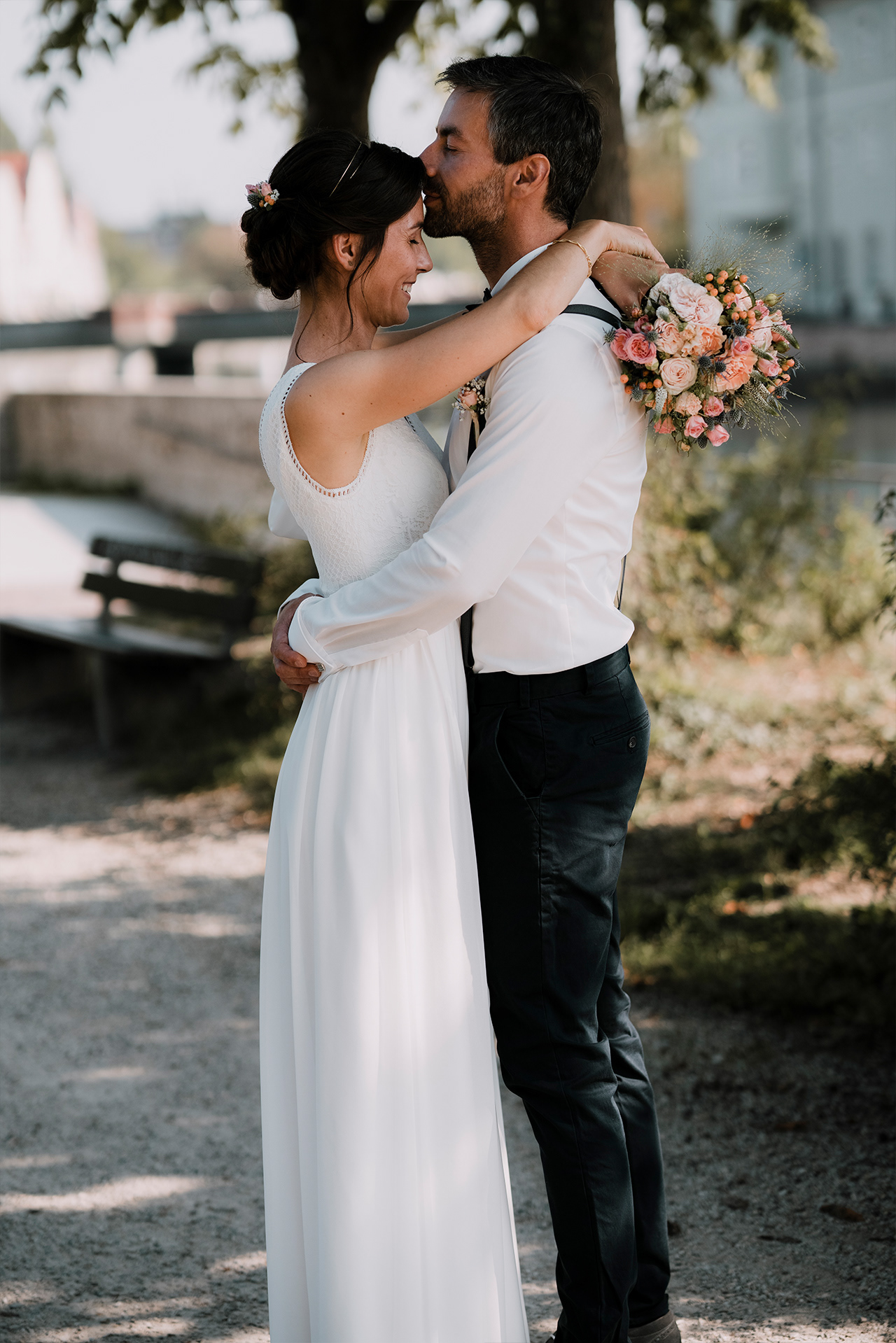 Bräutigam küsst Stirn der Braut