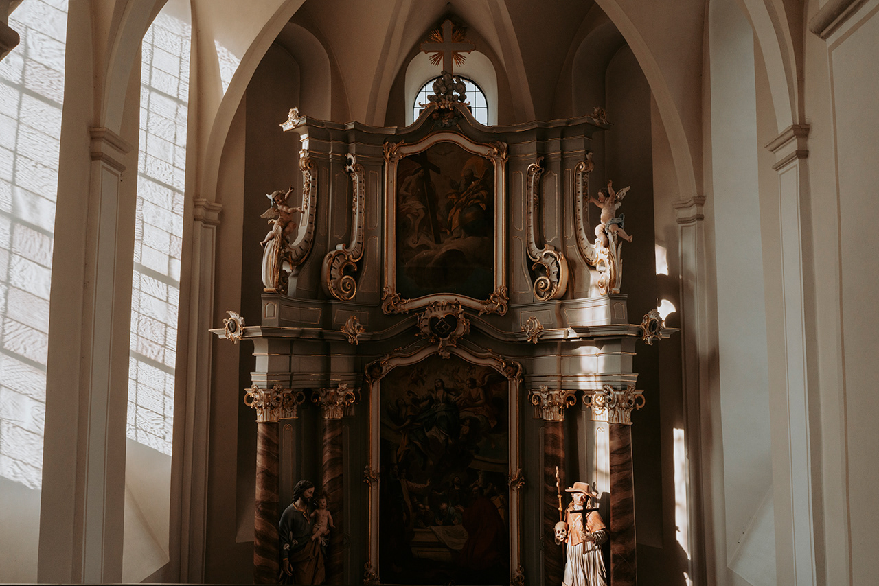 prunkvoller Altar im Kloster Machern in besonderer Lichtstimmung