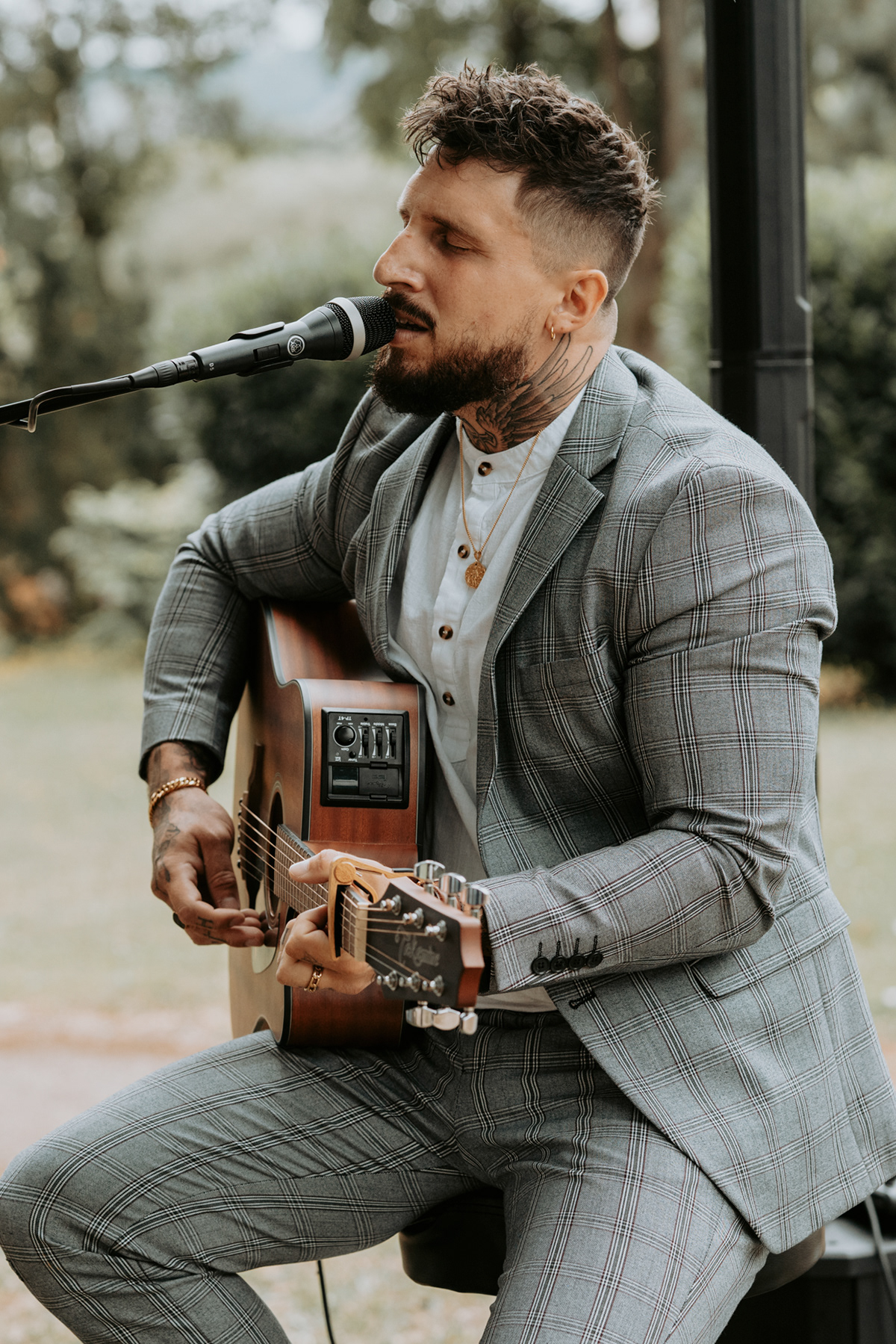 leidenschaftlicher Sänger mit Gitarre bei Trauung