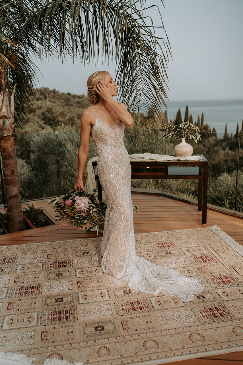 Braut in Villa mit Meerblick in Griechenland