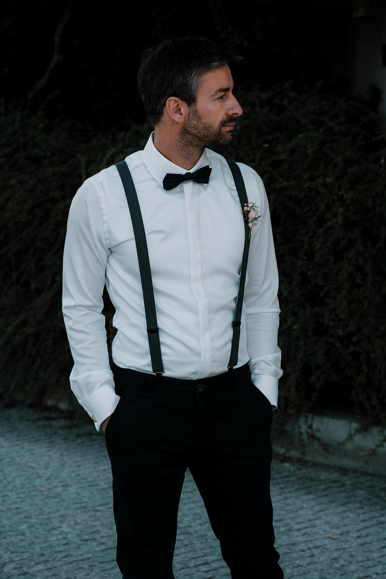 aufgeregter Bräutigam wartet auf seine Braut