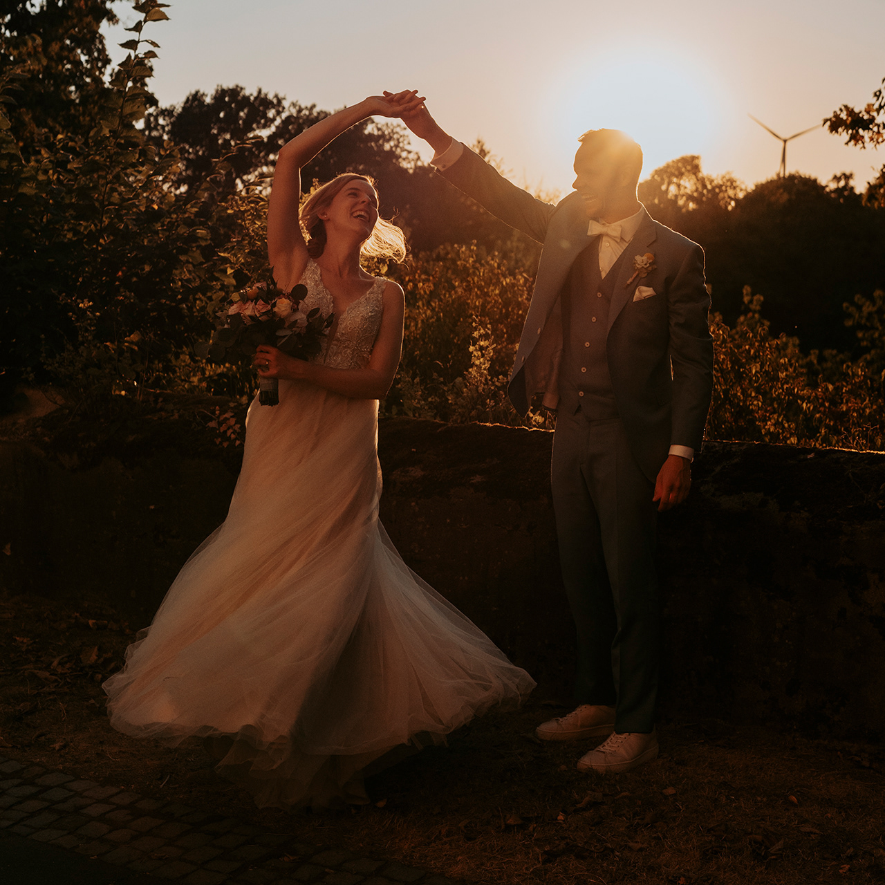 Hochzeitspaar tanzend bei Sonnenuntergang
