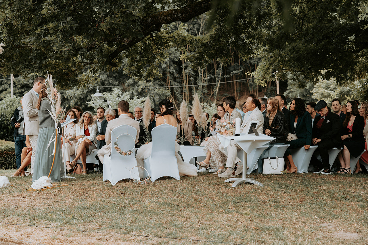 Trauung im Freien unter Bäumen