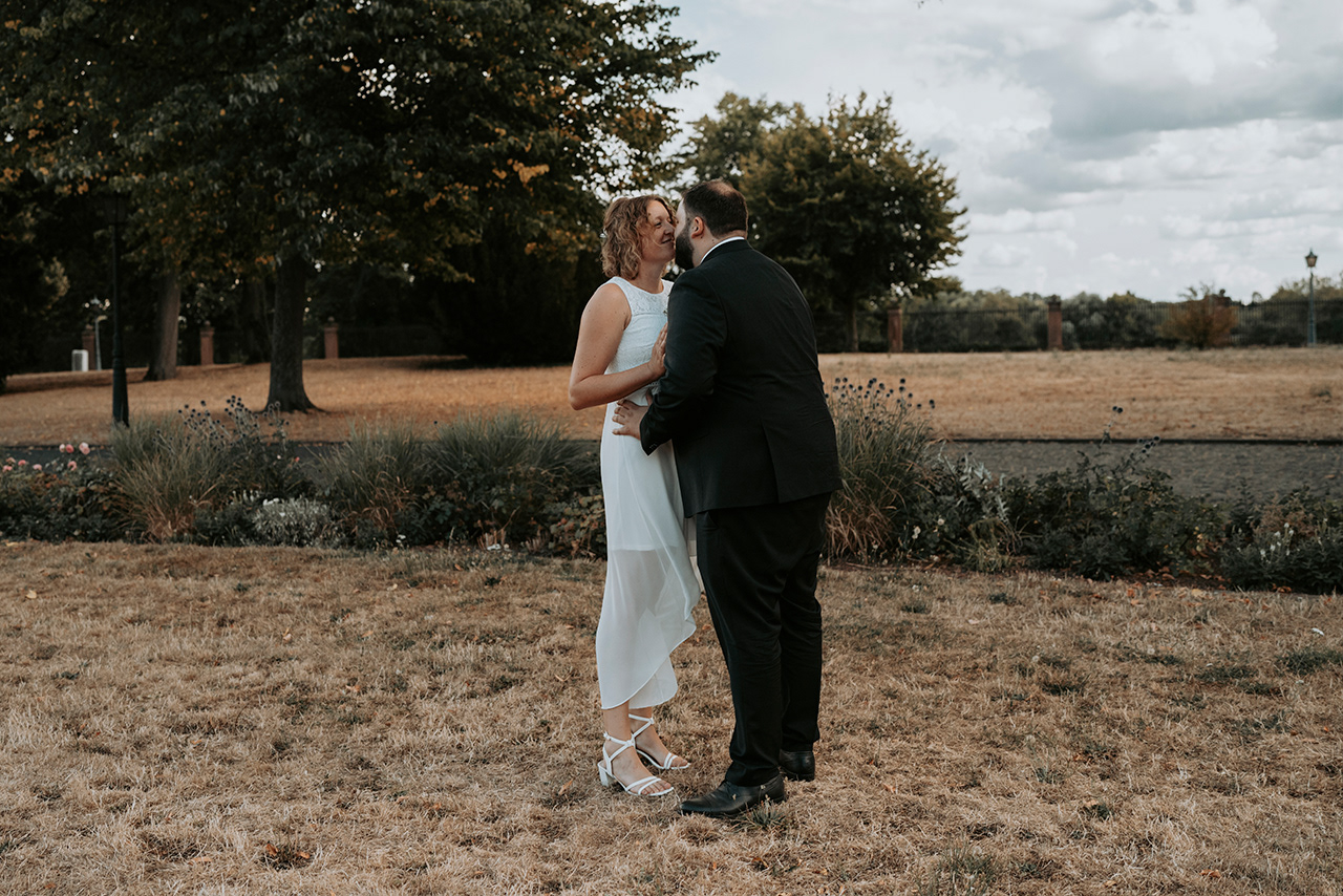 Hochzeitspaar auf einer Wiese