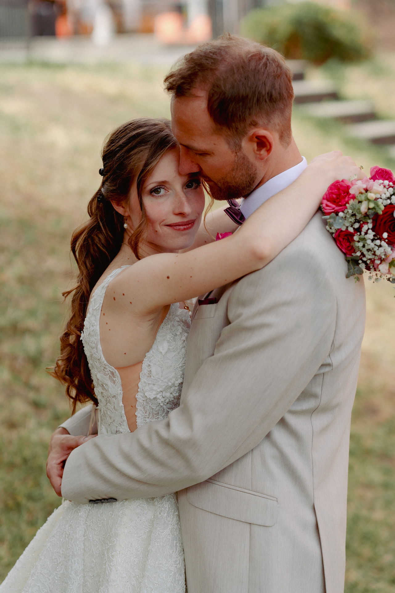 Hochzeitspaar mit emotionalem Blick