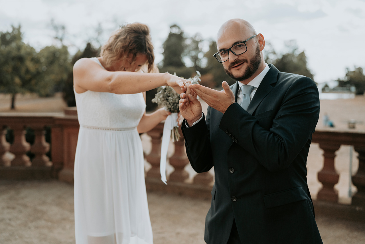 Trauzeuge mit Braut und Ehering