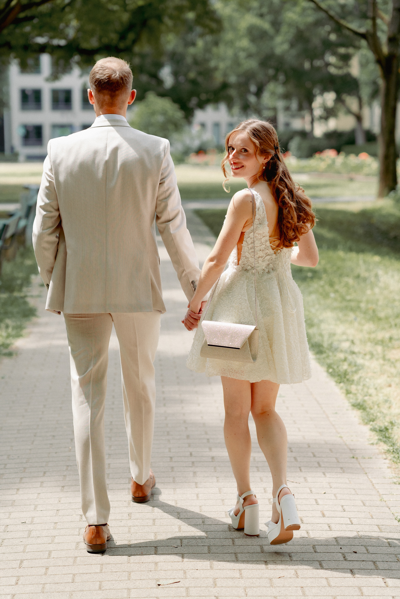Hochzeitspaar von hinten im Park