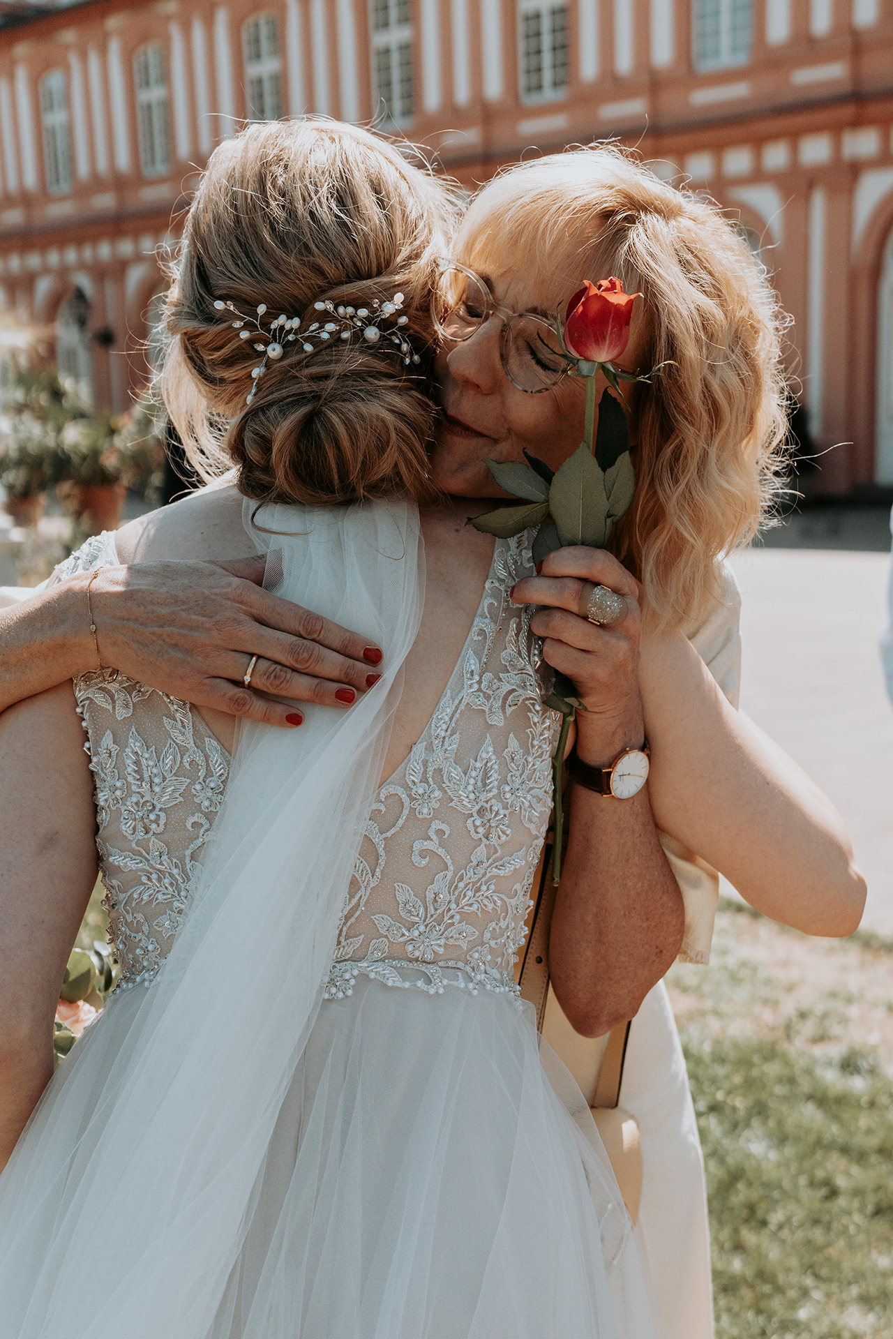 Mutter und Tochter nach der Trauung