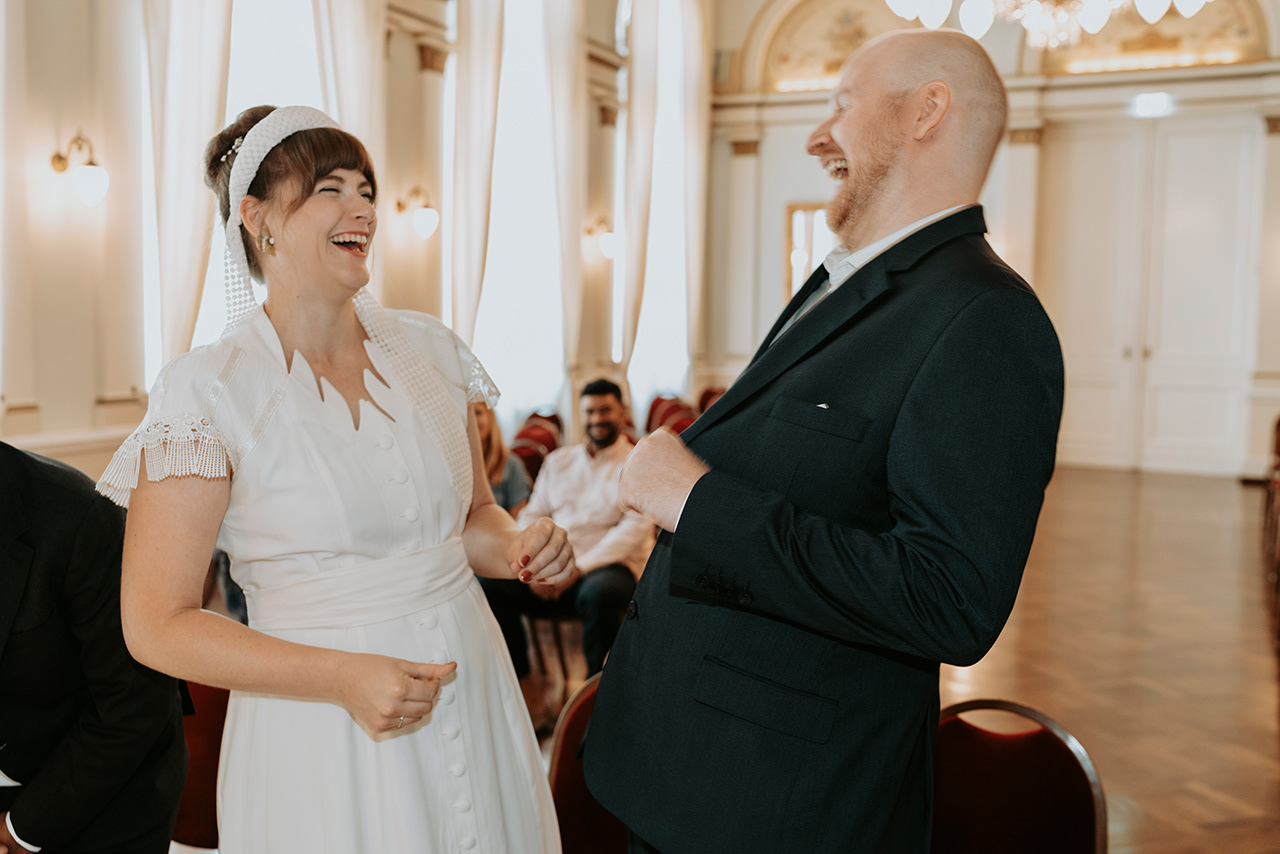 lachendes Hochzeitspaar bei der Trauung im Standesamt im Casino Wiesbaden