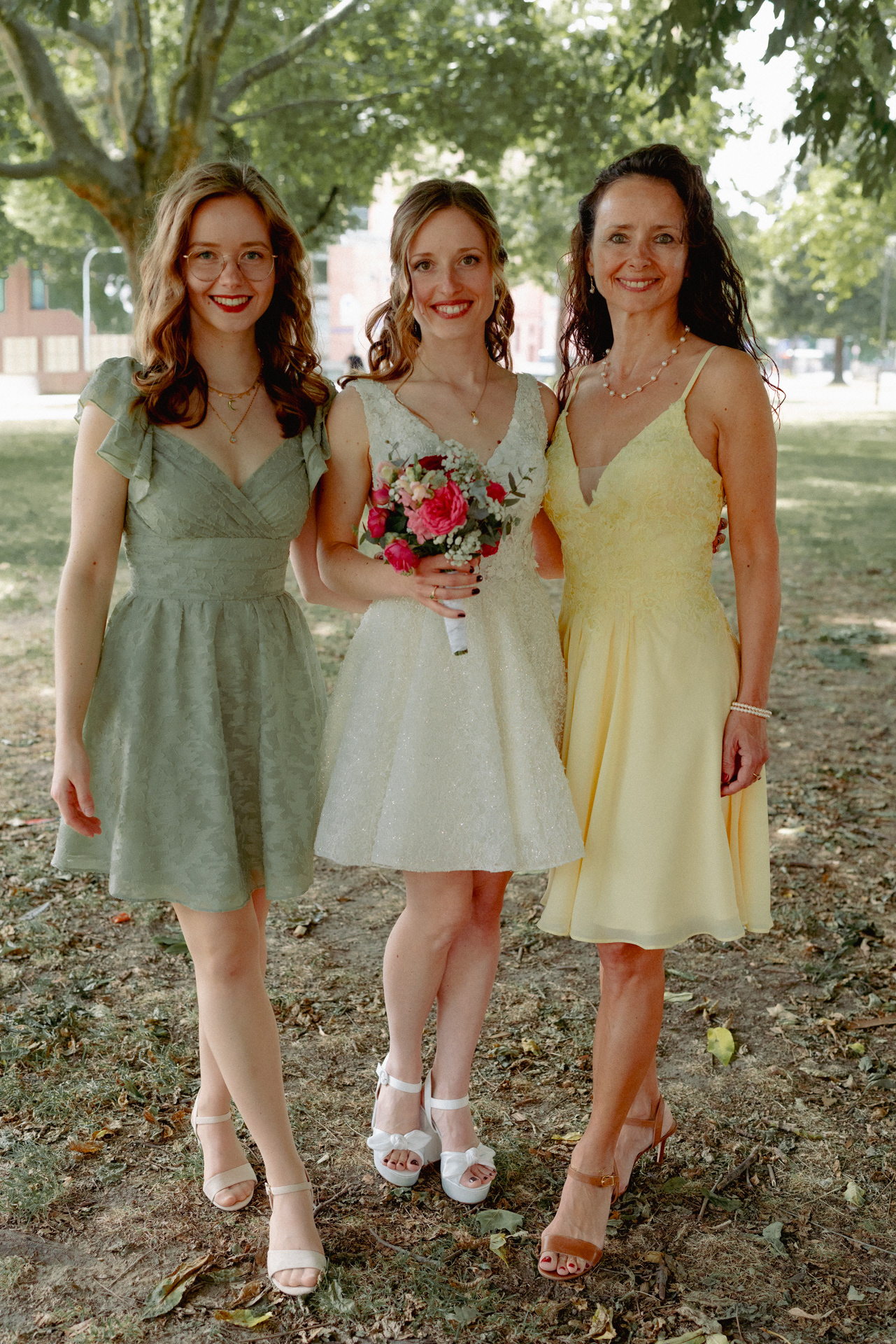 Braut zusammen mit Schwester und Mutter