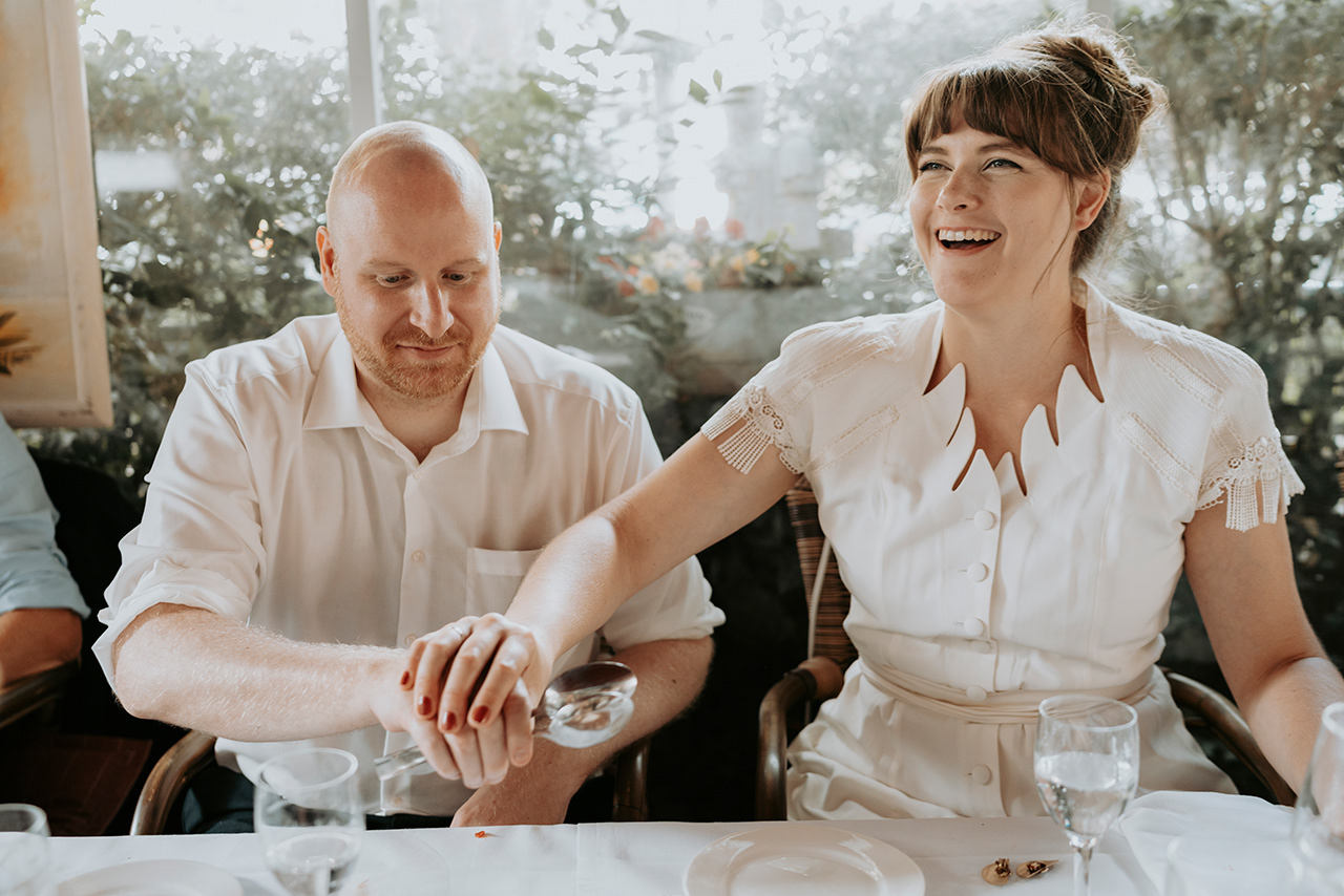 Brautpaar im Restaurant