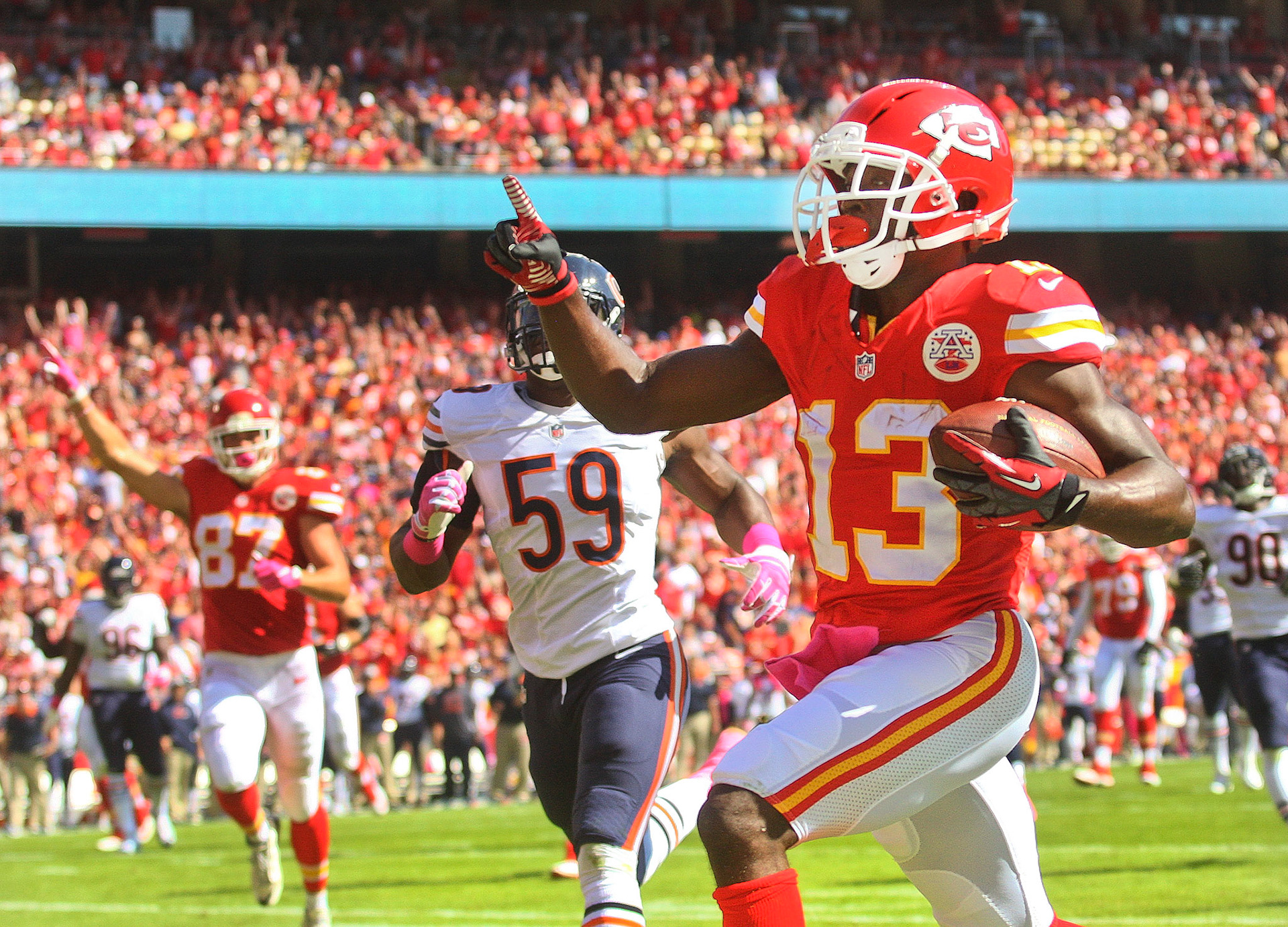 Kansas City's De'Anthony Thomas points to the crowd while running in the second touchdown of the day for the chiefs during the first half of Sunday afternoon's game against the Chicago Bears at Arrowhead Stadium.