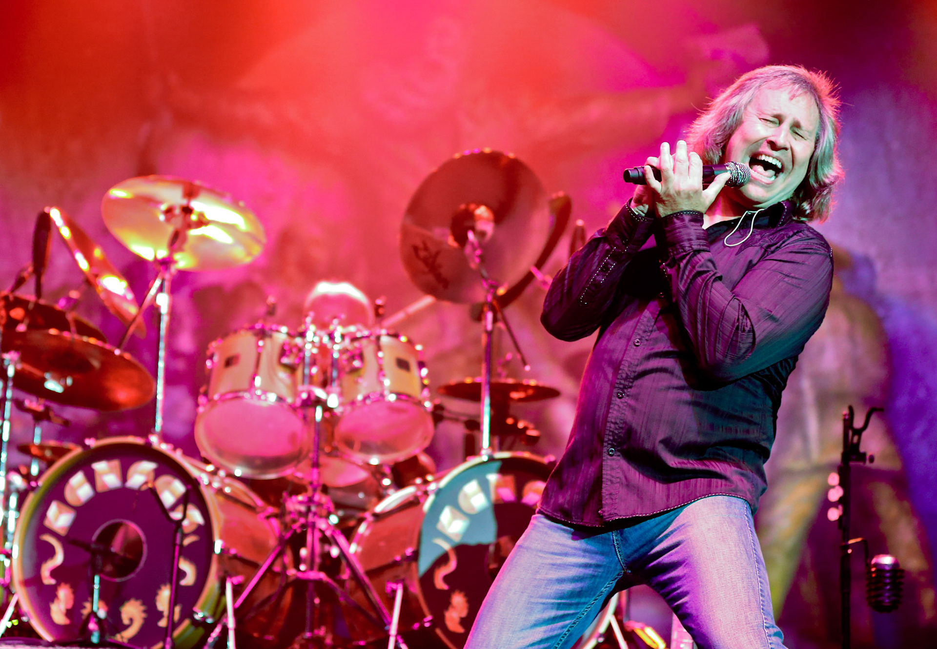 Kansas' Ronnie Platt sings signs during Saturday night's free concert at the Kansas Expocentre.