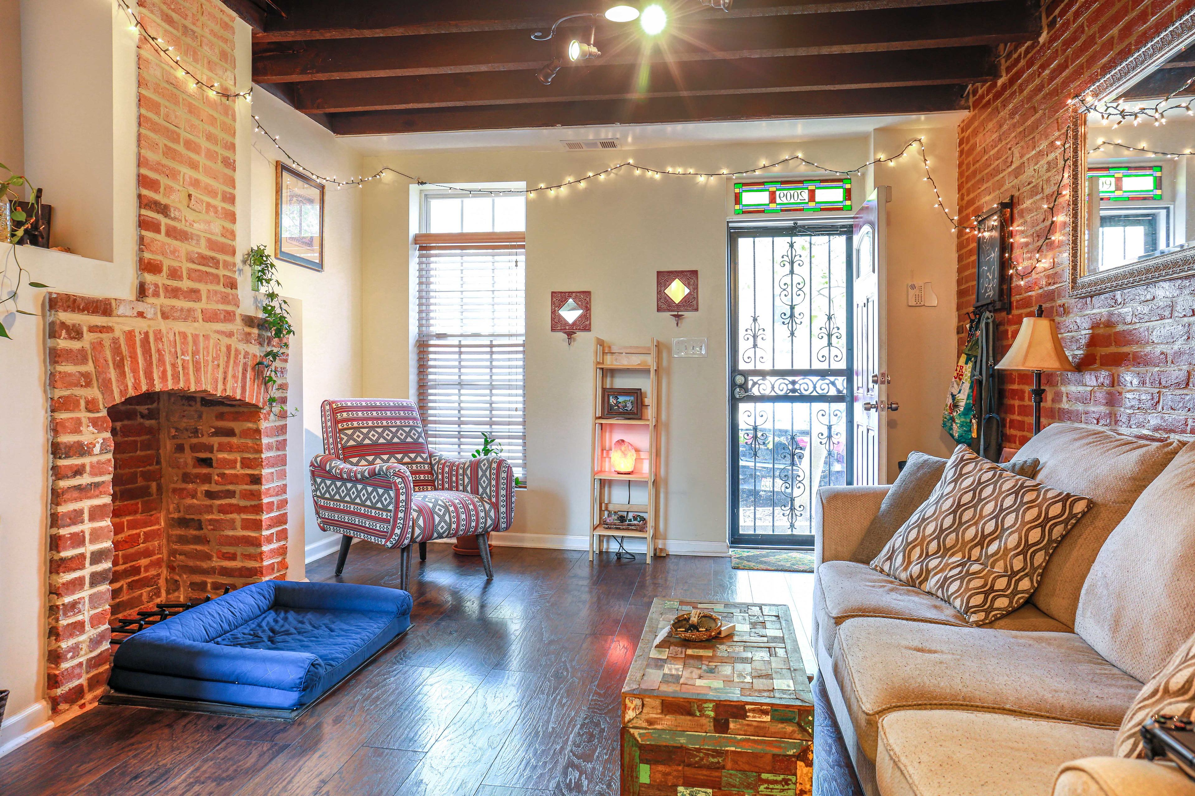 Charming w/ Natural Light.