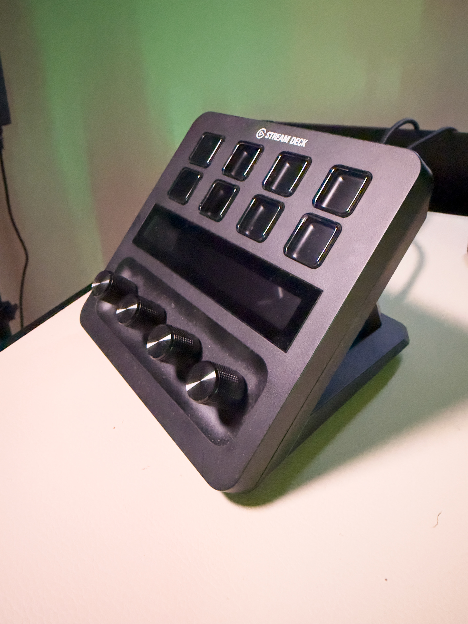 Stream Deck + USB-Hub: My control center. It triggers my lights and manages my recordings with one touch while keeping the desk organized.