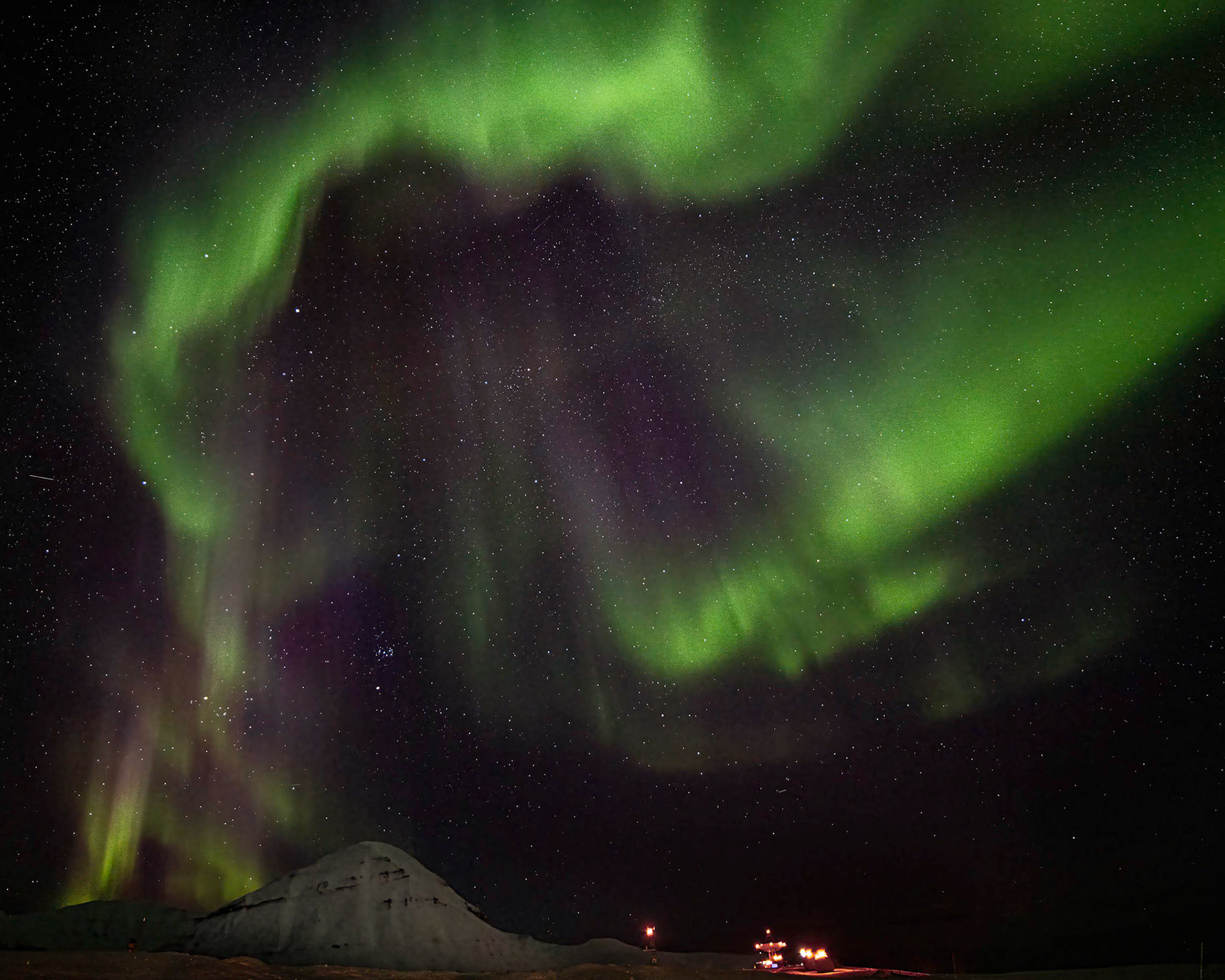 Auroramagi over Scheteligtoppen - Ny-Ålesund, Svalbard