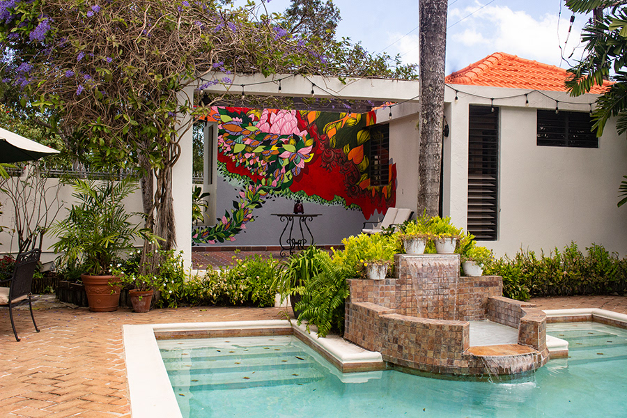 "The Buzzer" Acrylic and varnish on concrete wall. 15' x 25' 2020 Residence location: Inner courtyard of the visitors' house Private Client/ Guaynabo PR