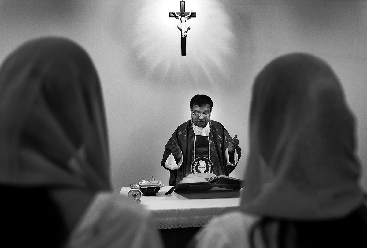 Although Karunashraya accepts and encourages all religions, Christian nuns come in pairs to spend two years or more at Karunashraya. Sisters Rani and Vimala, both in their 20s take care of everything from managing the nursing staff, labouring over paperwork, ensuring patient medication is perfect . They have even set up a chapel where they hold prayer meetings once a week. Their religious practice helps them cope with this difficult work environment with quick smiles and serene visages.