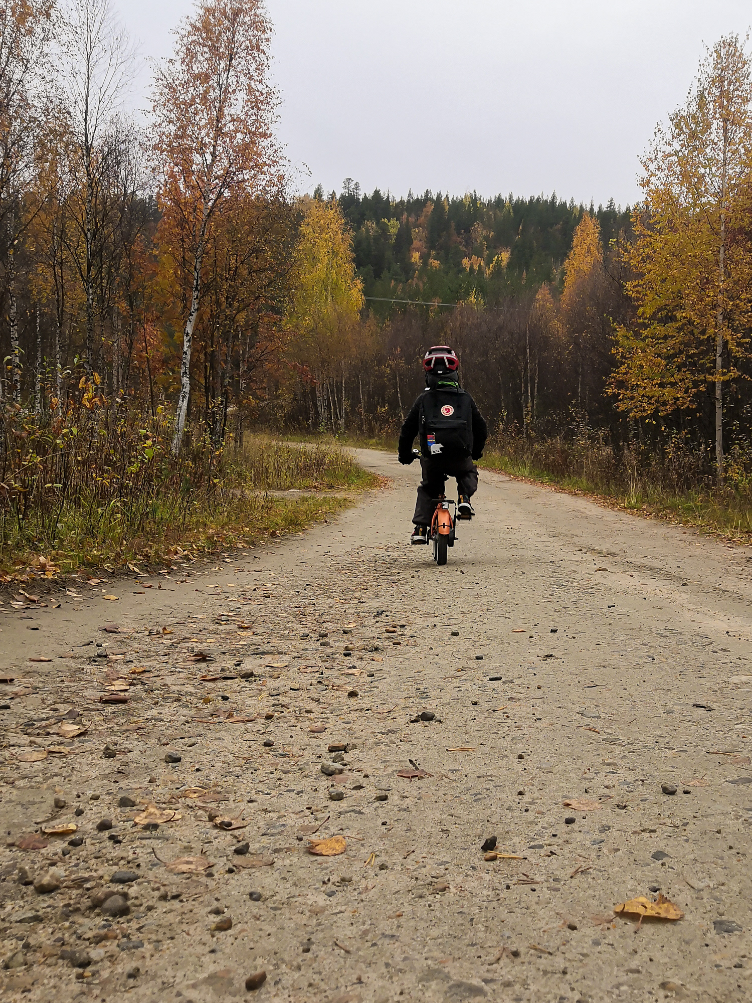 Joka aamu alkaa tästä, poika ajetaan kouluun!
