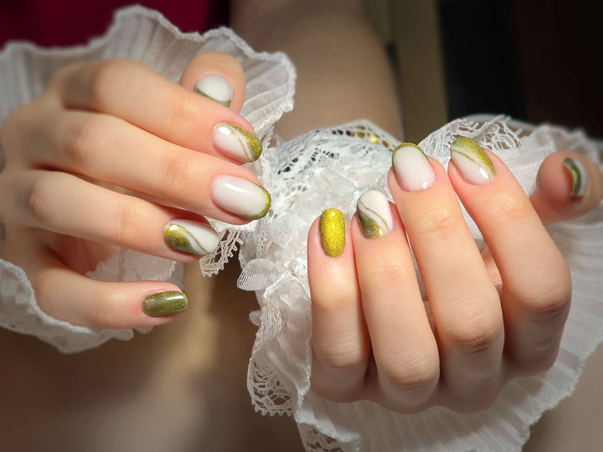 Verča si tentokrát vybrala zlato-zelený magnetický efekt a svůj vlastní styl zdobení – já jen pomohla dotvořit detaily. Všechno je dělané na jejích přírodních nehtech, jen jemně zpevněných a vytvarovaných, aby vydržely co nejdéle a pořád působily přirozeně.