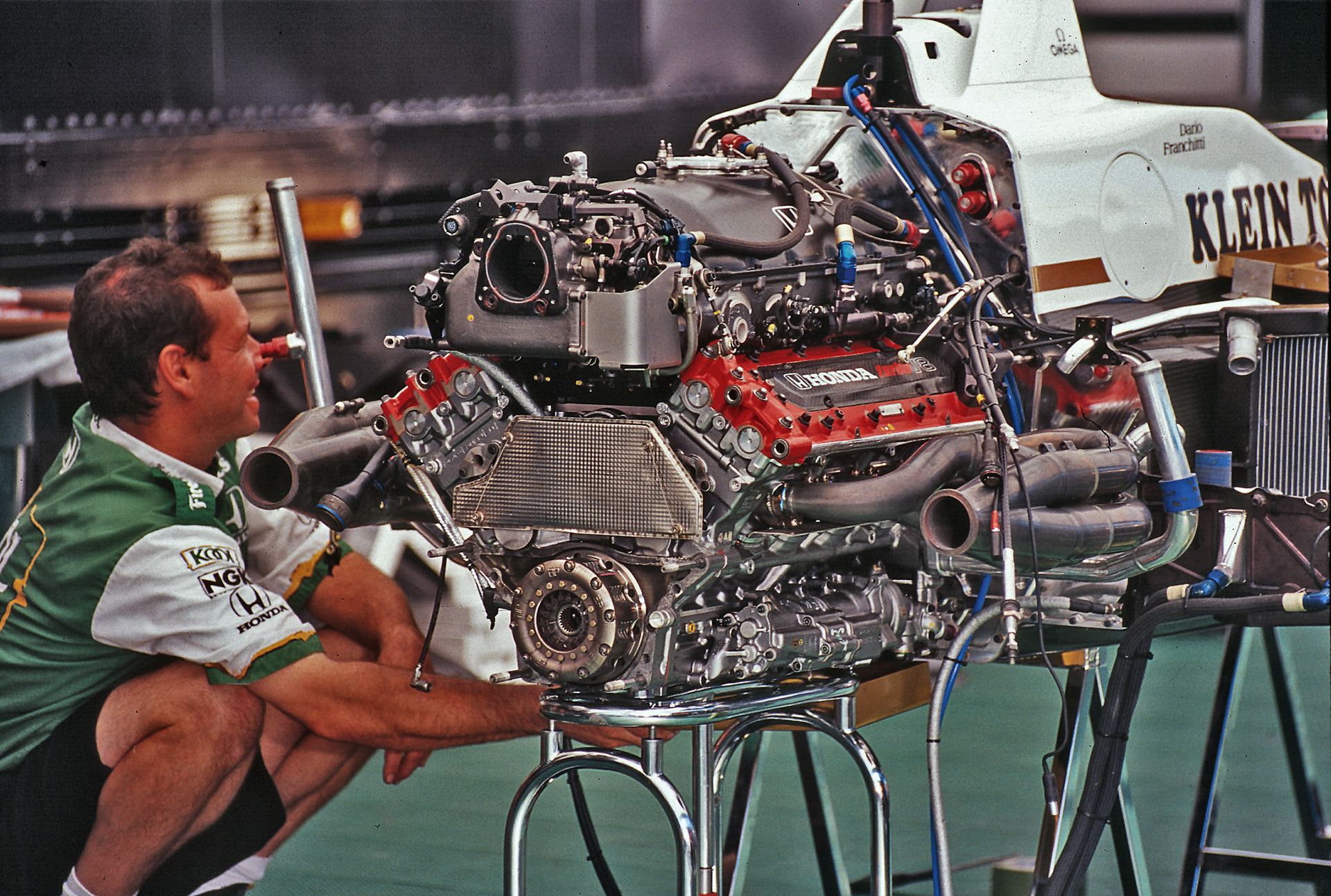 1999 - A new Honda Indy Car engine being installed in Dario Franchitti's race car.  © IAN DONALD