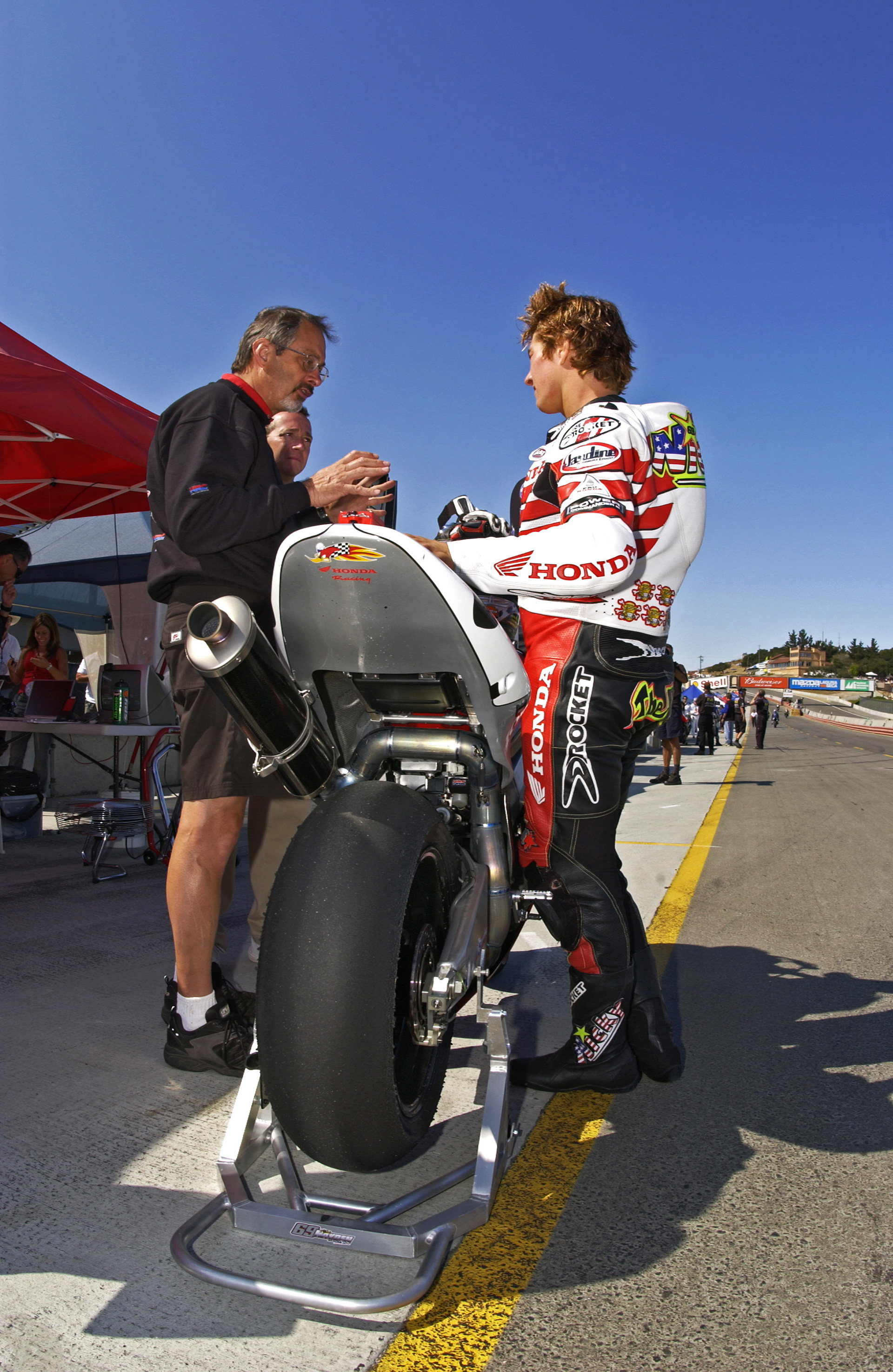 Merlyn Plumlee, Freddie Spencer & Nicky Hayden discussing racebike setup in the pits at an AMA race  ©  IAN DONALD