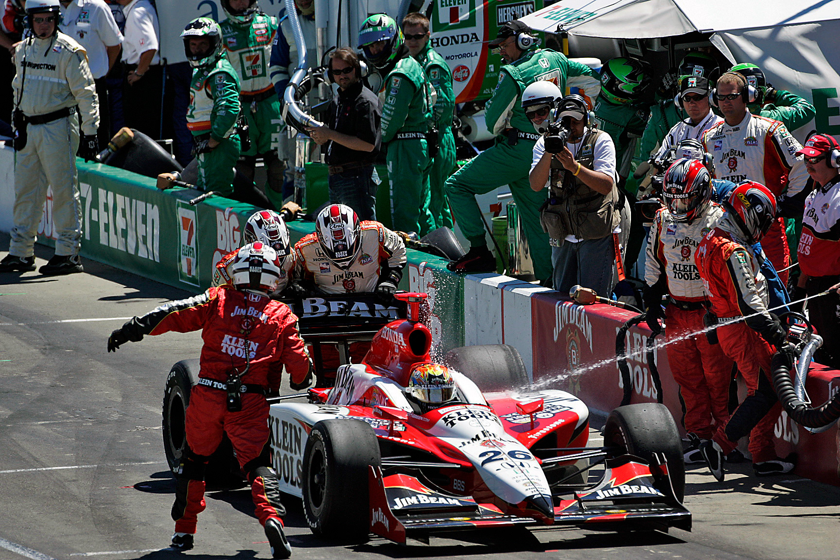Dousing a fuel spill on Dan Wheldon's car during a refuelling stop in the Andretti pit.  ©  IAN DONALD