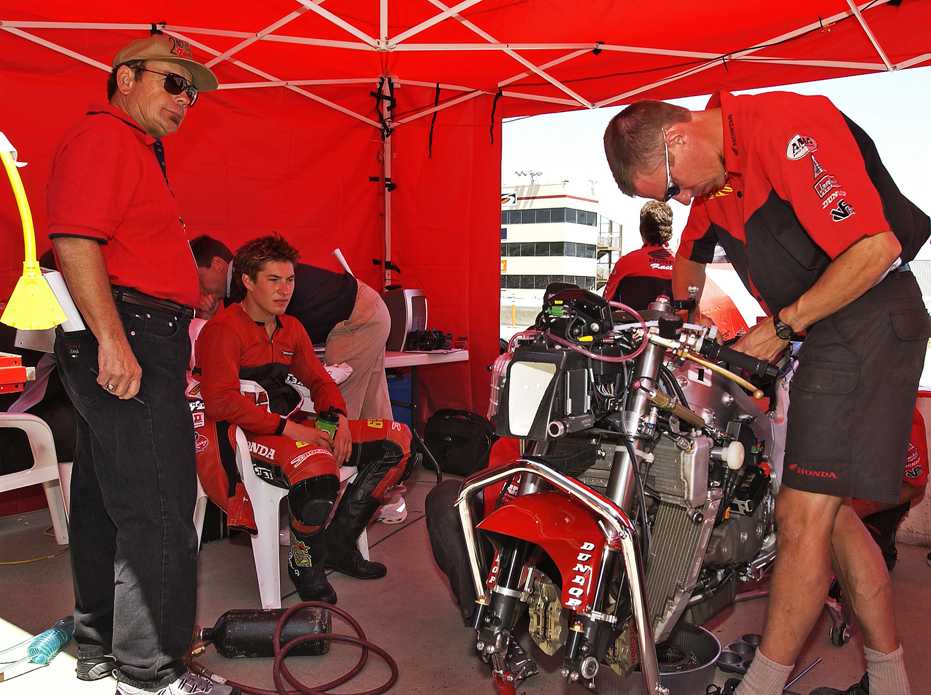 Nicky Hayden - with his father Earl - watching the preparation of his racebike.  ©  IAN DONALD