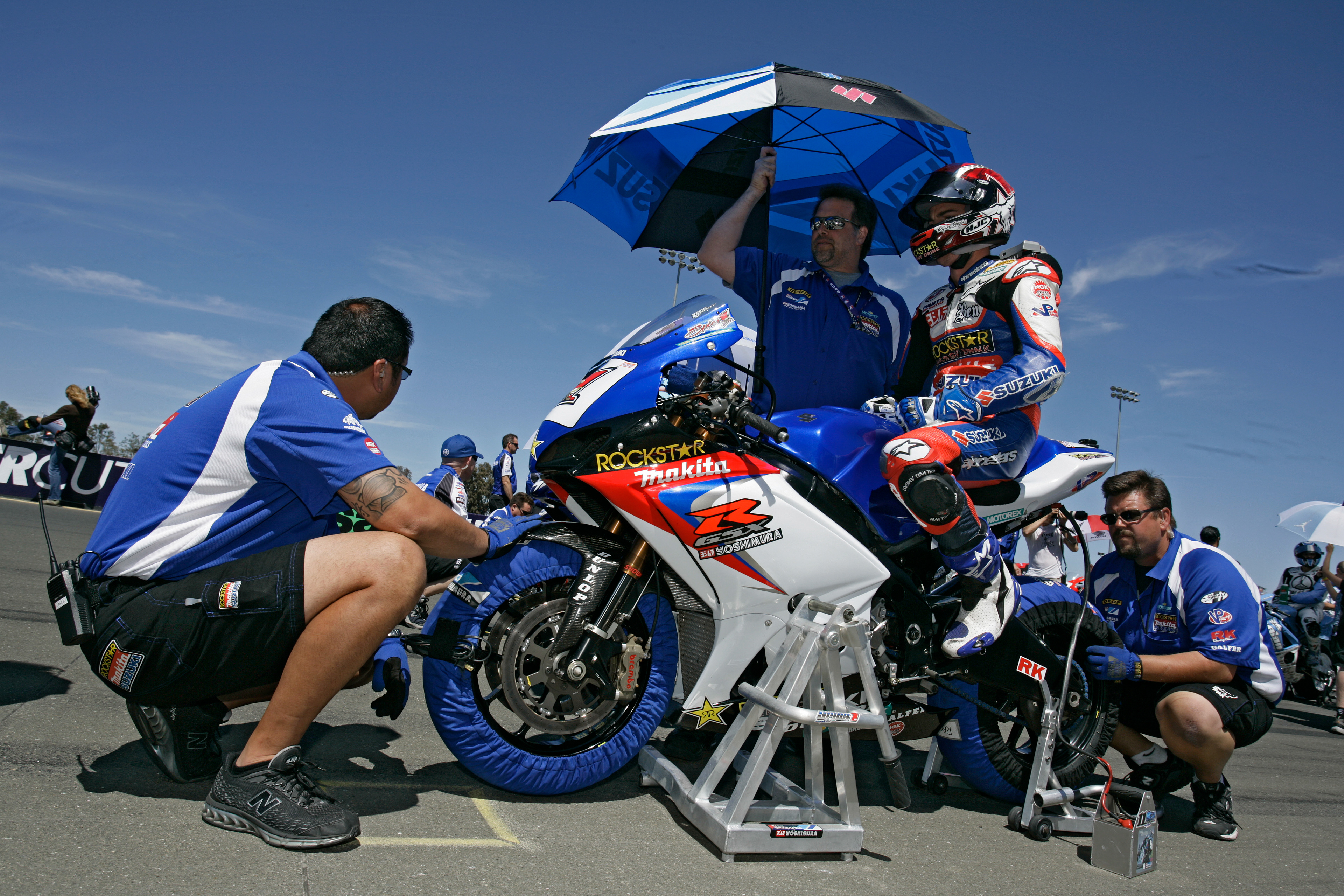 Ben Spies and his Yoshimura Suzuki Pit Crew on the grid.  ©  IAN DONALD