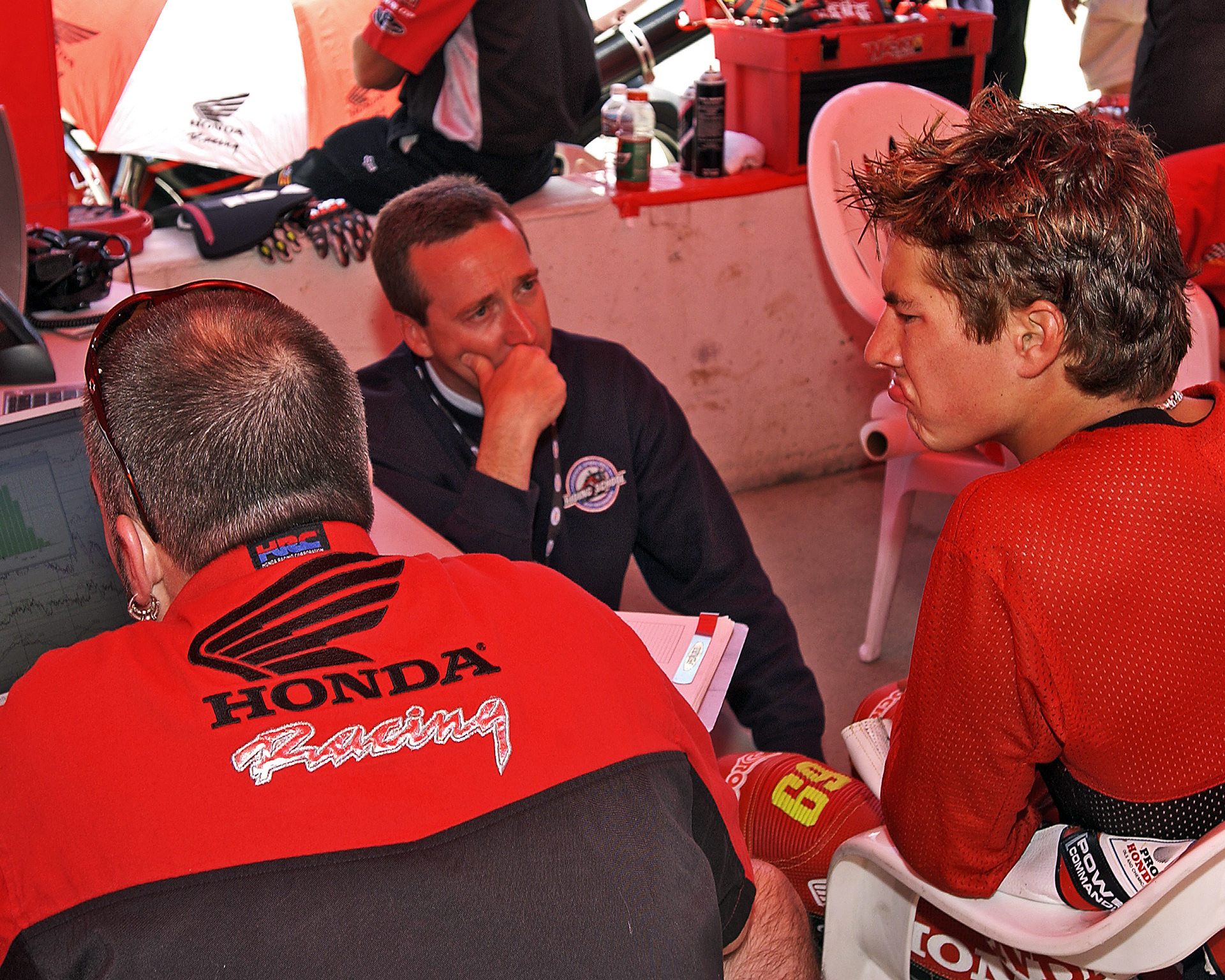 Nicky Hayden checking his bike's data readout on the laptop after the practice session. Nicky's Honda "mentor" - Former World Champ Freddie Spencer - looks on...  ©  IAN DONALD