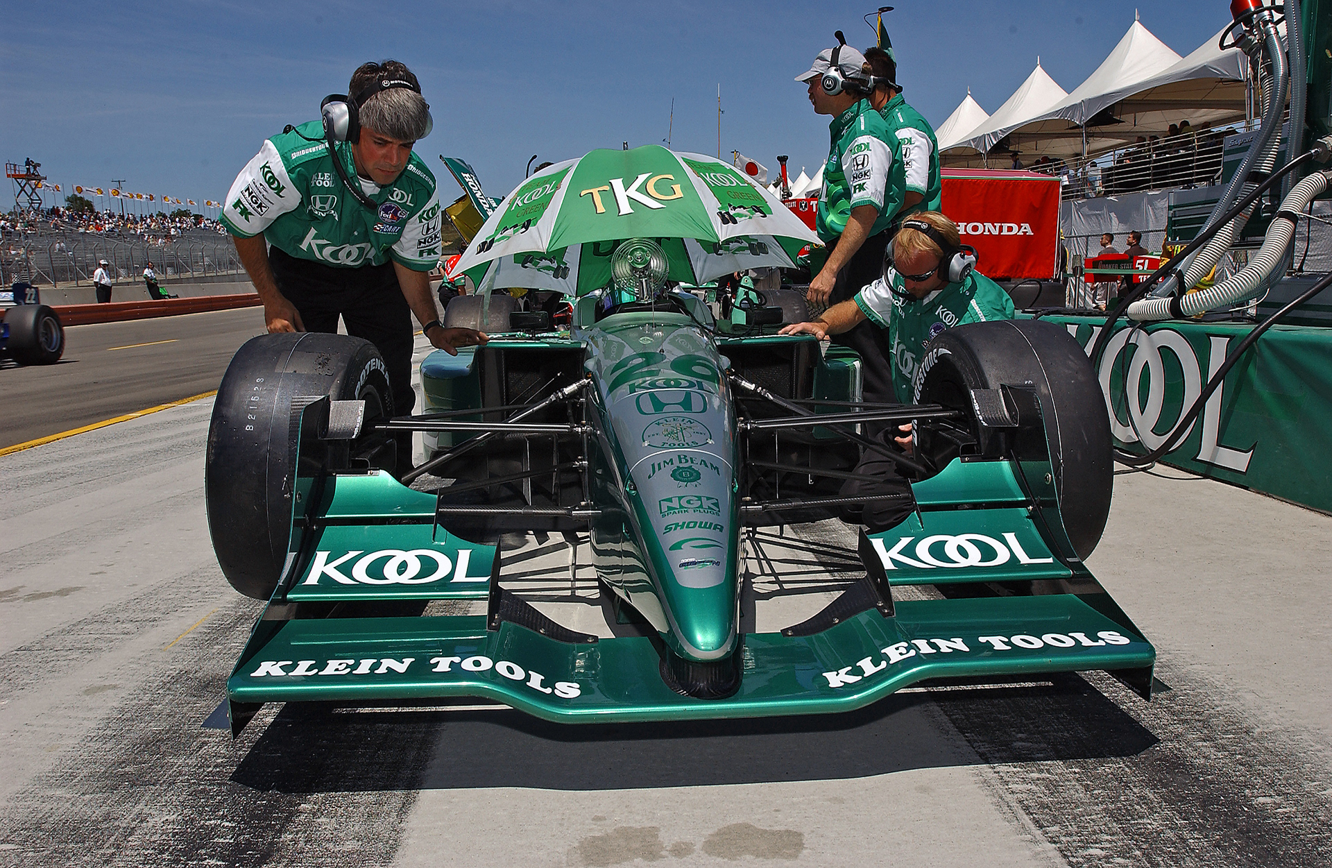 Dario Franchitti - trying to stay "Kool" before Practice.. ©  IAN DONALD