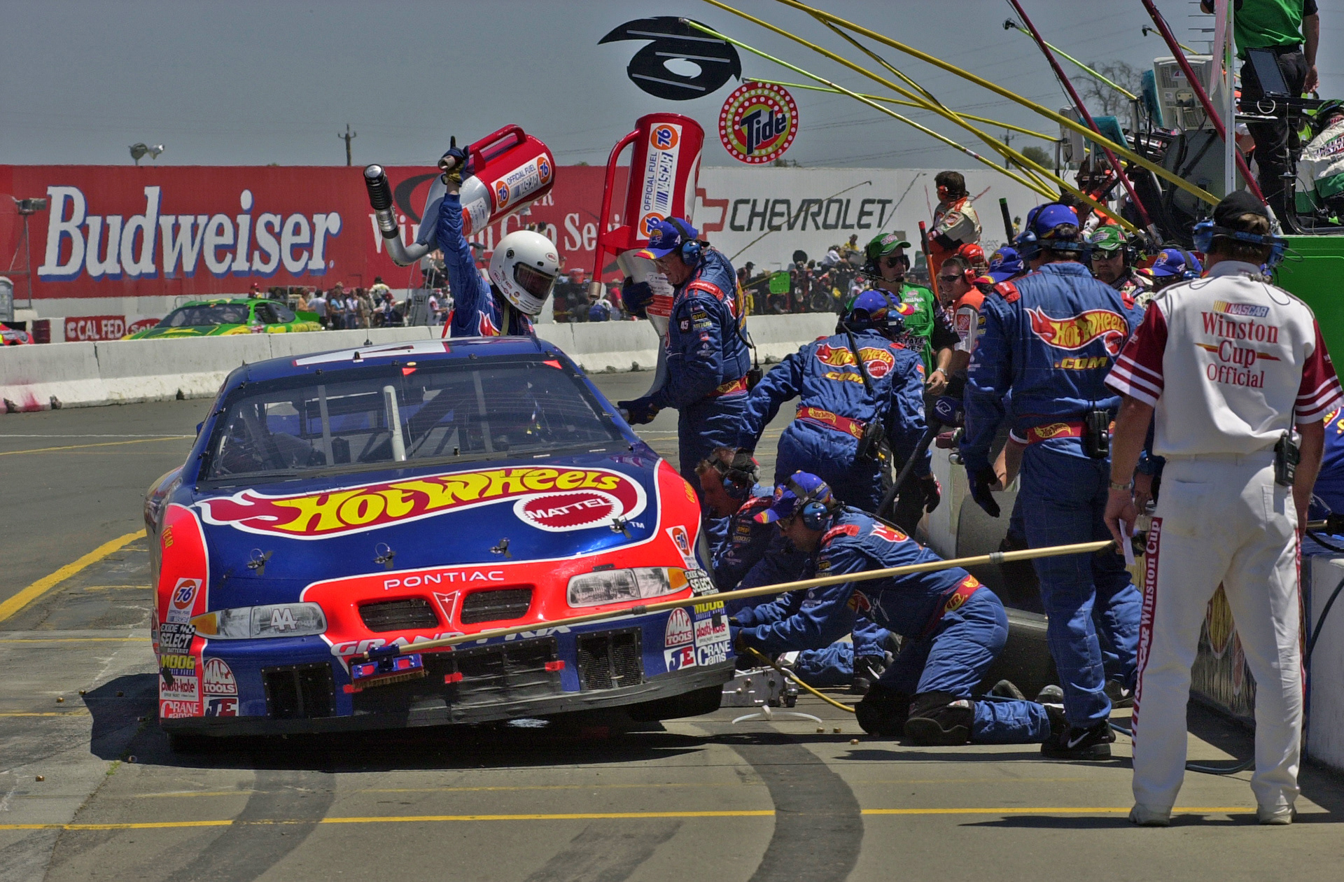 Petty Pit Stop  ©  IAN DONALD