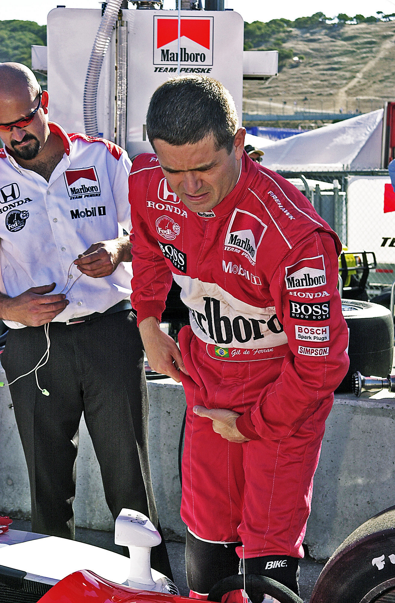 Indy Car Champion for Penske in 2000 & 2001, Gil De Ferran tries to get comfortable before the race...  © IAN DONALD