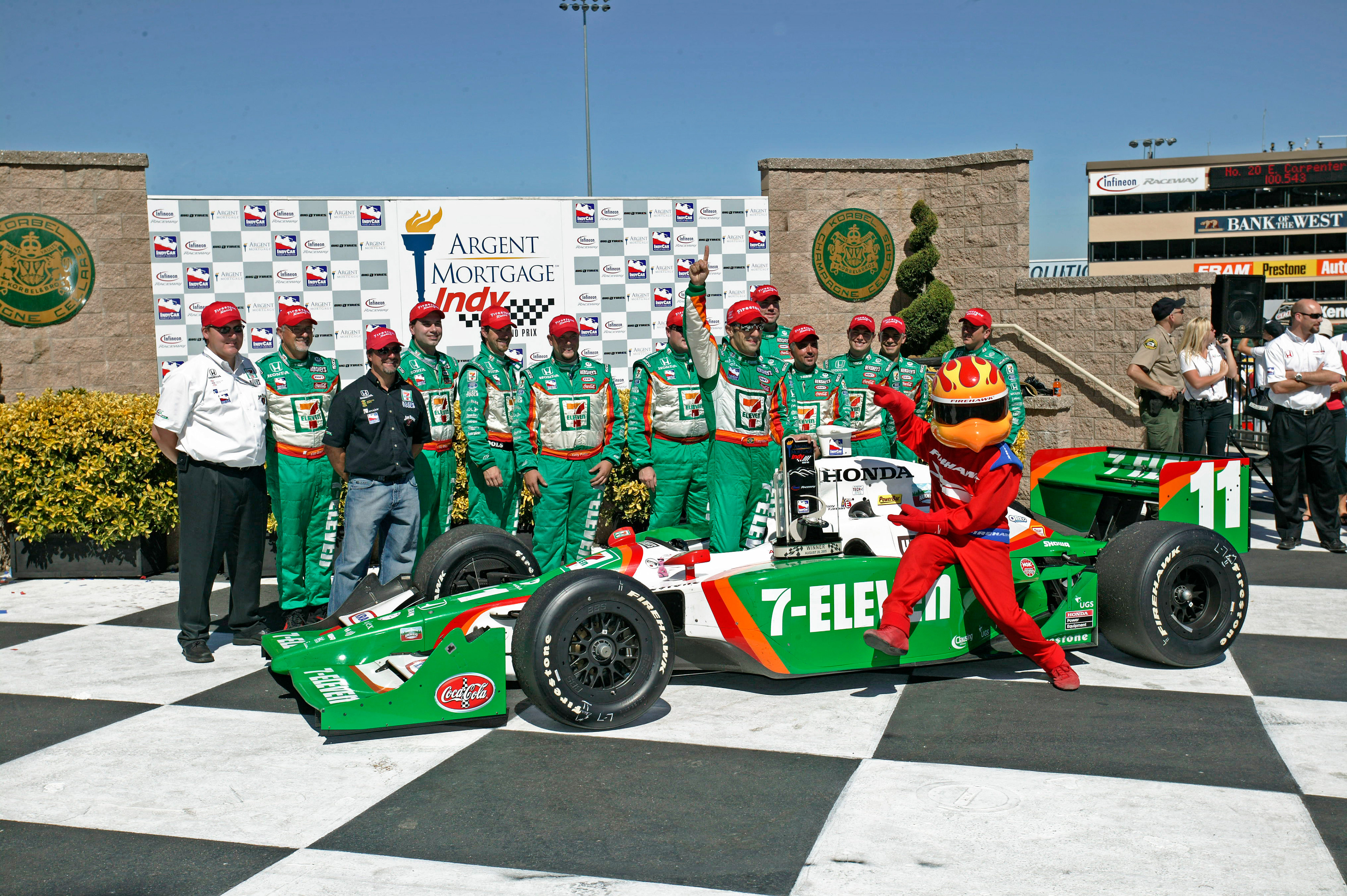 Tony Kanaan & the 7-Eleven Team in Winners Circle.  ©  IAN DONALD