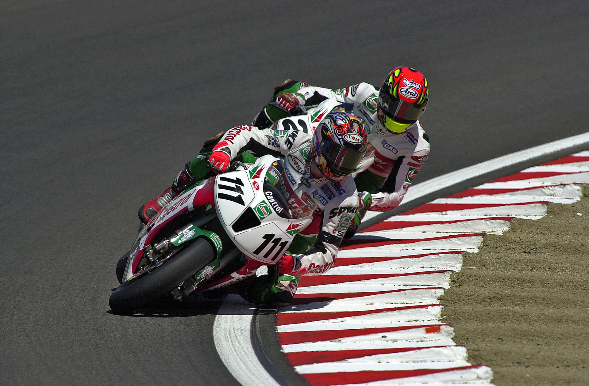 2000 WSB Champion Colin Edwards leads Castrol Honda teammate Aaron Slight in Turn 5 at Laguna.  ©  IAN DONALD