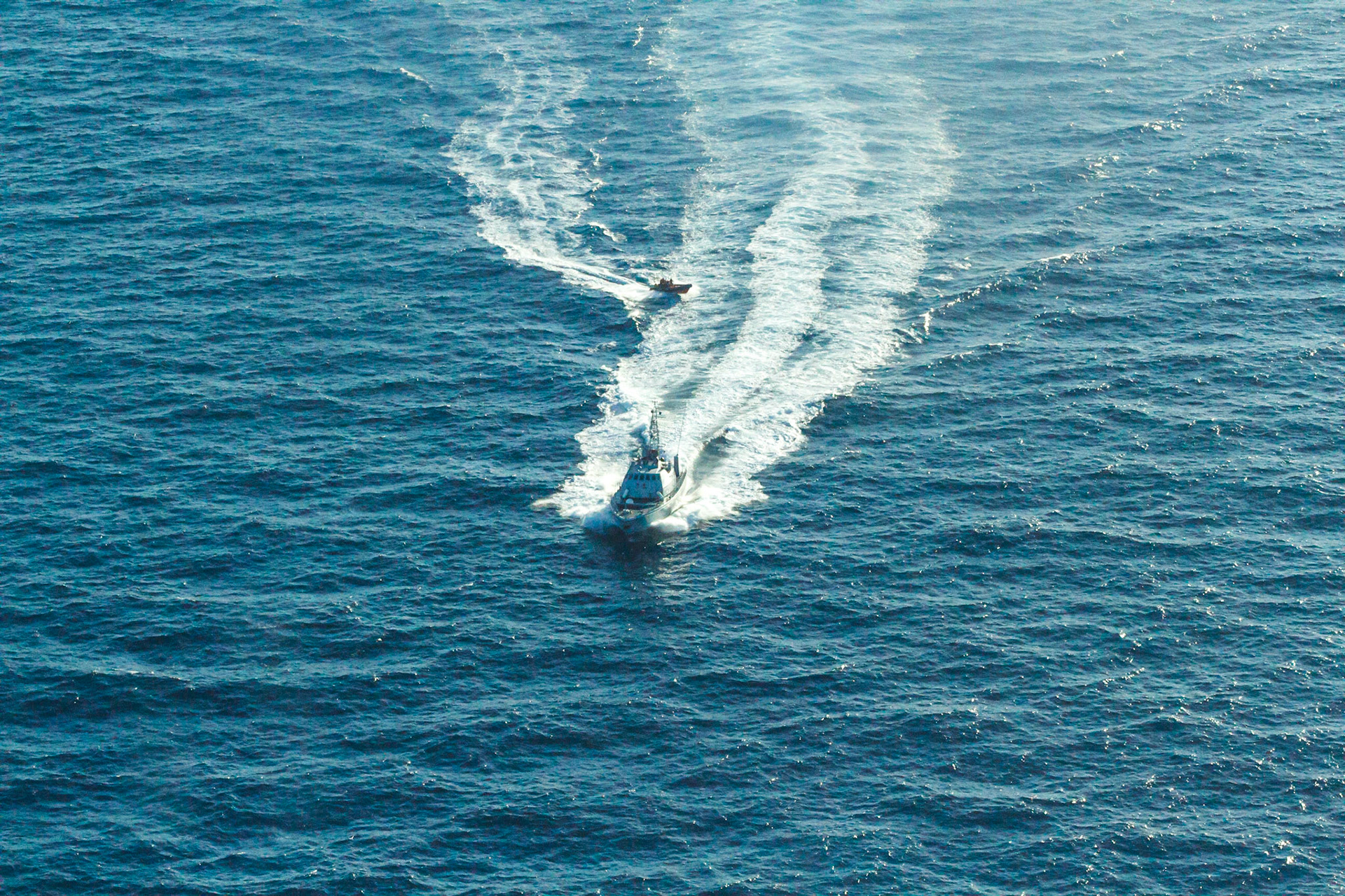 An unbelievable race including confrontations, intimidations and several blocking maneuvers by the so-called Libyan coast guard against the small RHIBs of the NGO Open Arms is taking place right in front of the eyes of the aircrew.