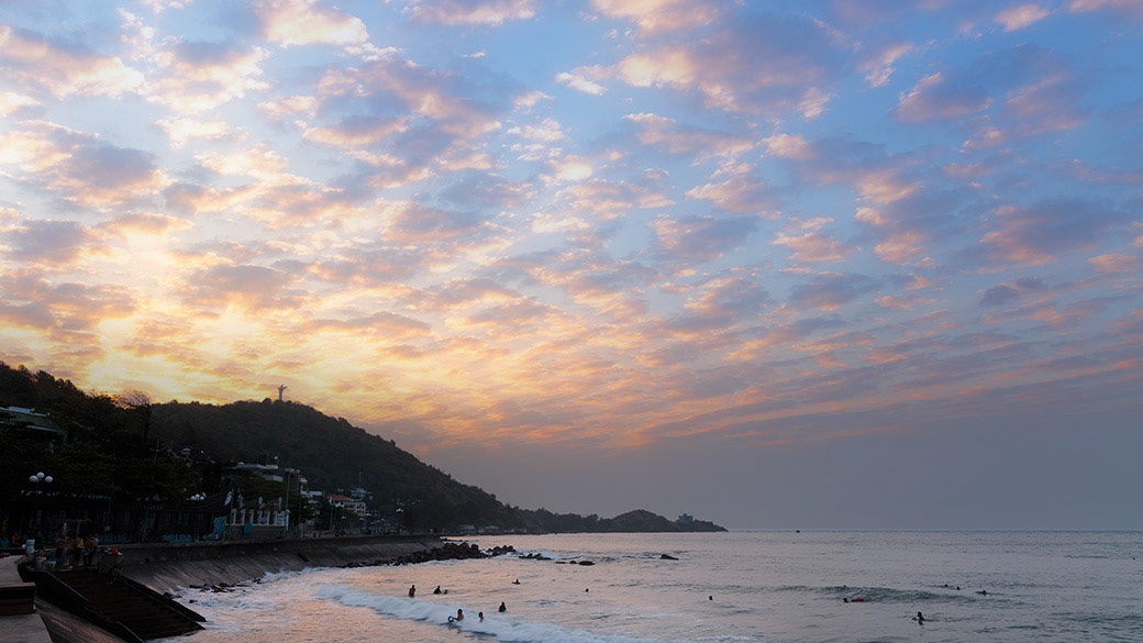 Dawn skies over the Jesus statue